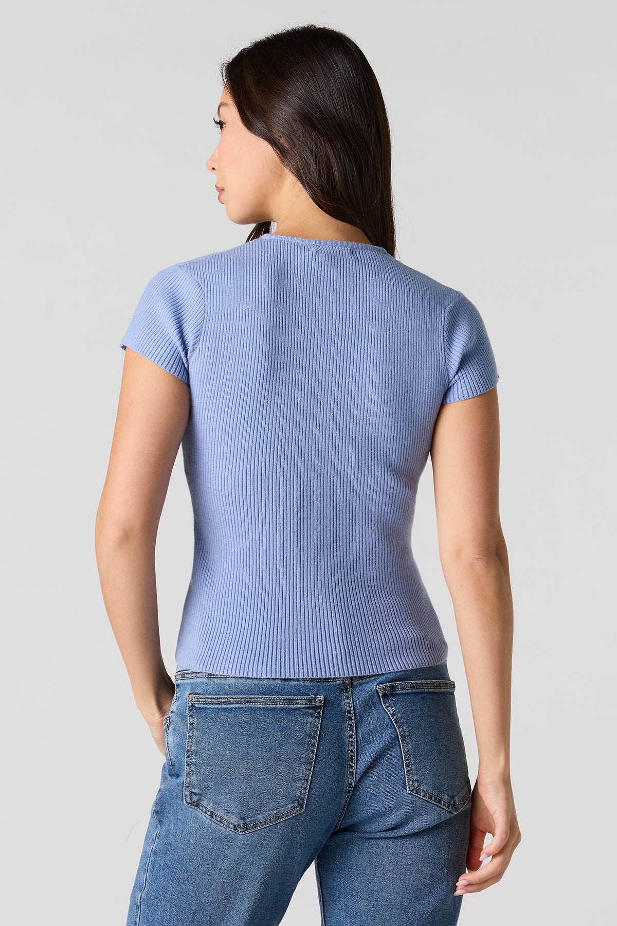Vue alternative 2. Haut boutonné en tricot côtelé à manches courtes