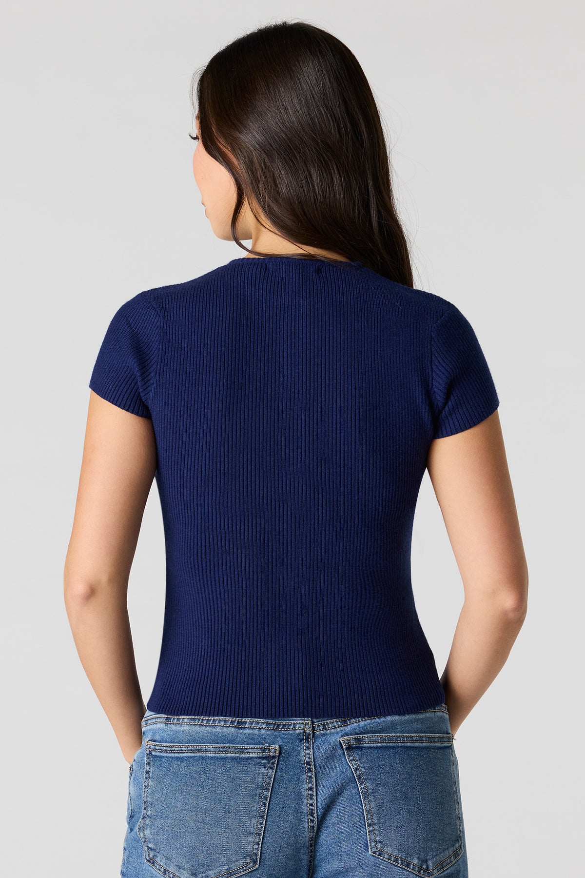 Vue alternative 2. Haut boutonné en tricot côtelé à manches courtes