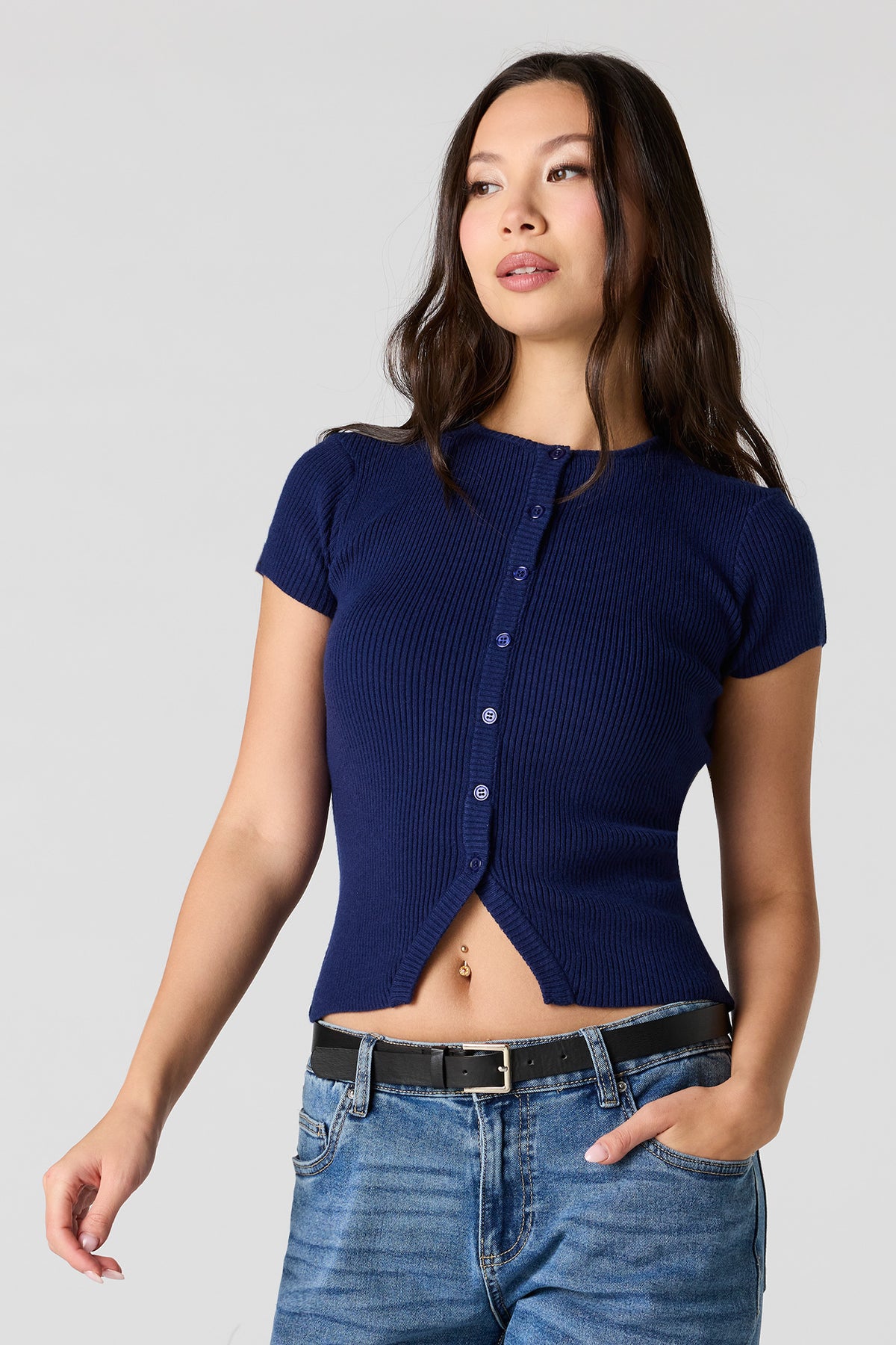 Vue alternative 4. Haut boutonné en tricot côtelé à manches courtes
