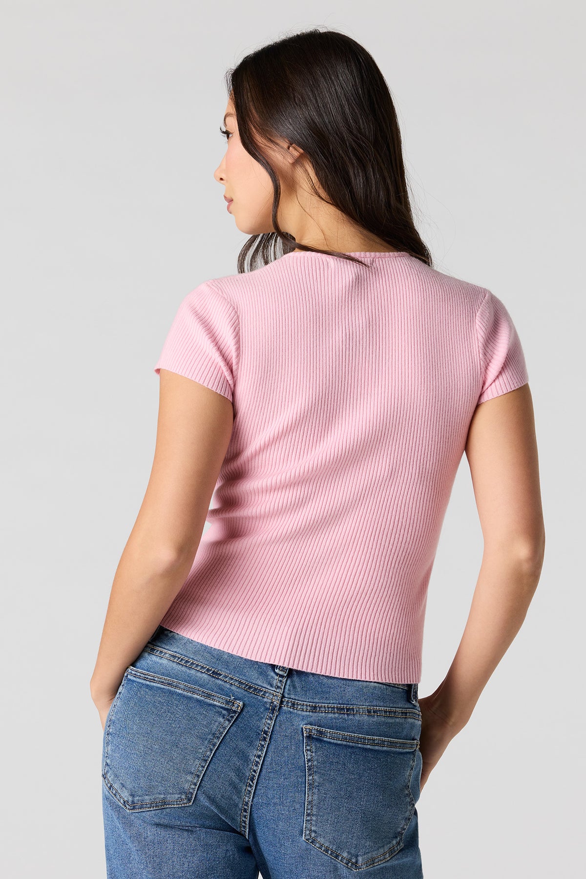 Vue alternative 2. Haut boutonné en tricot côtelé à manches courtes