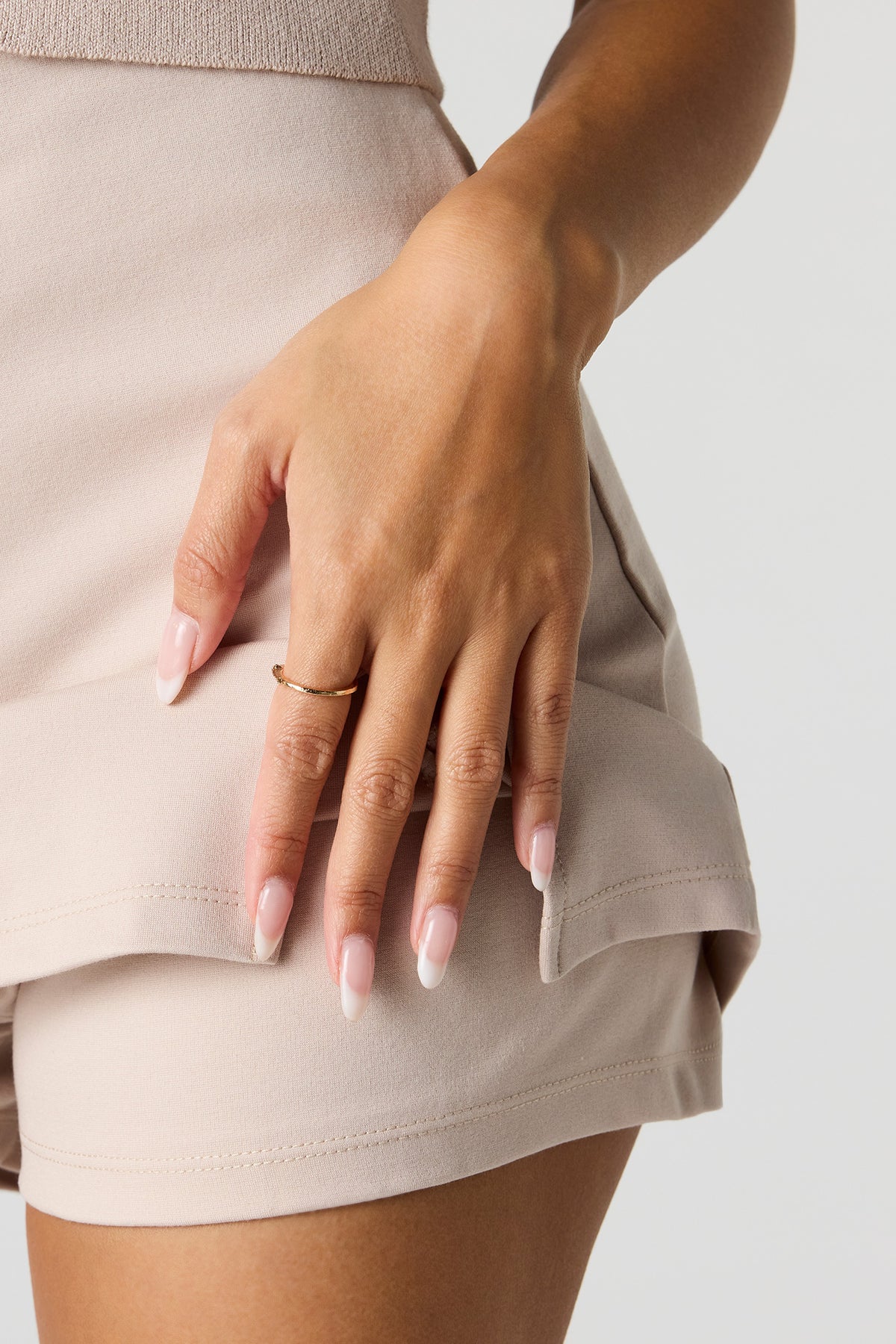 Vue alternative 4. Veste en tricot avec boutons métallisés