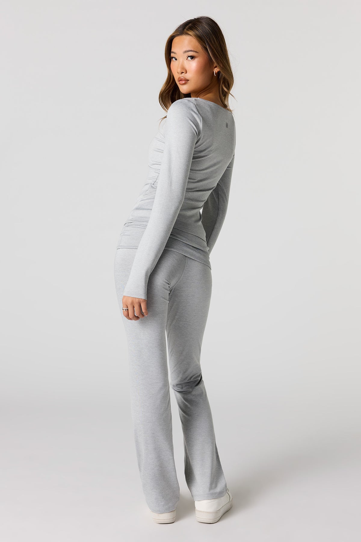Vue alternative 3. Pantalon Active à jambe évasée avec taille repliée