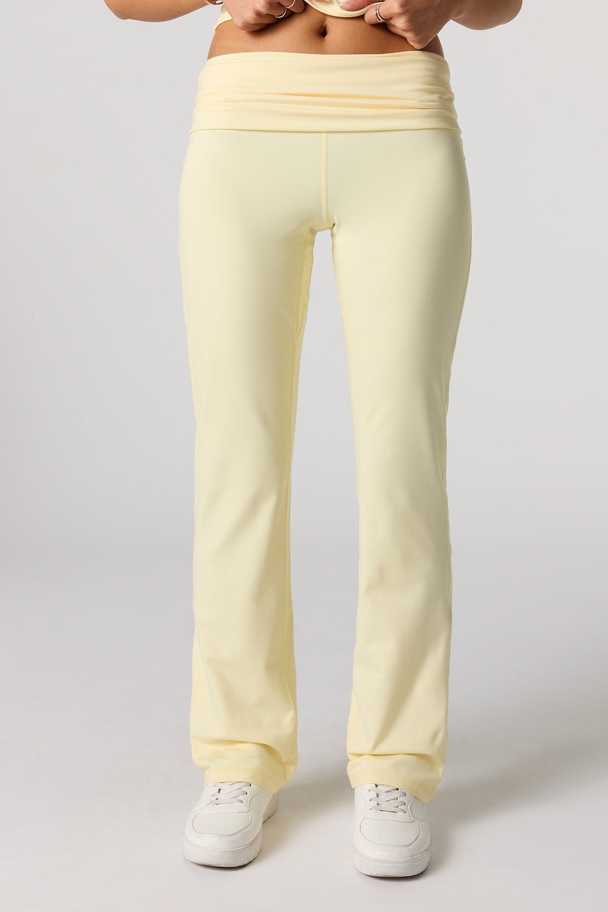 Vue alternative 2. Pantalon Active à jambe évasée avec taille repliée