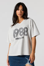 T-shirt à imprimé 1988 HD avec encolure en V