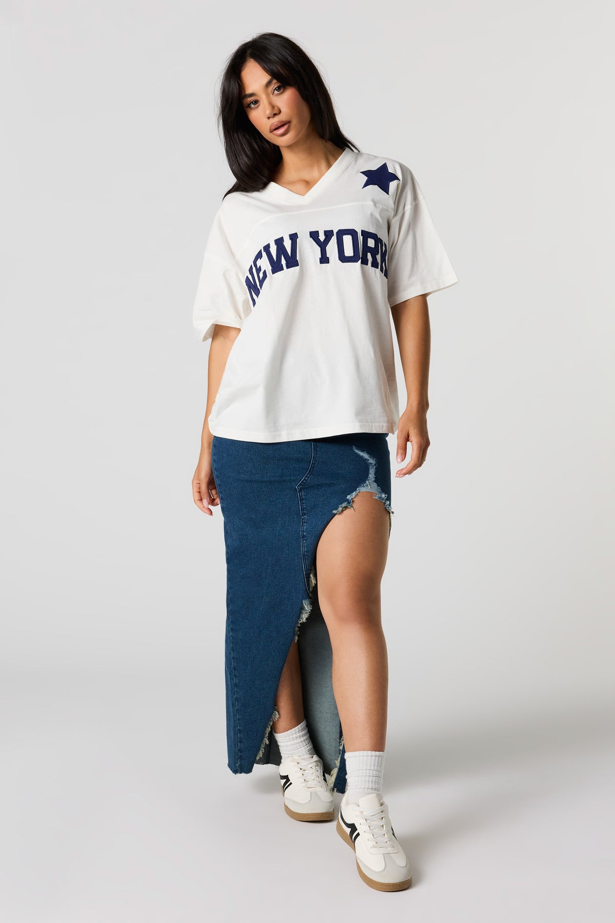 Vue alternative 3. T-shirt avec motif brodé New York et sergé et encolure en V