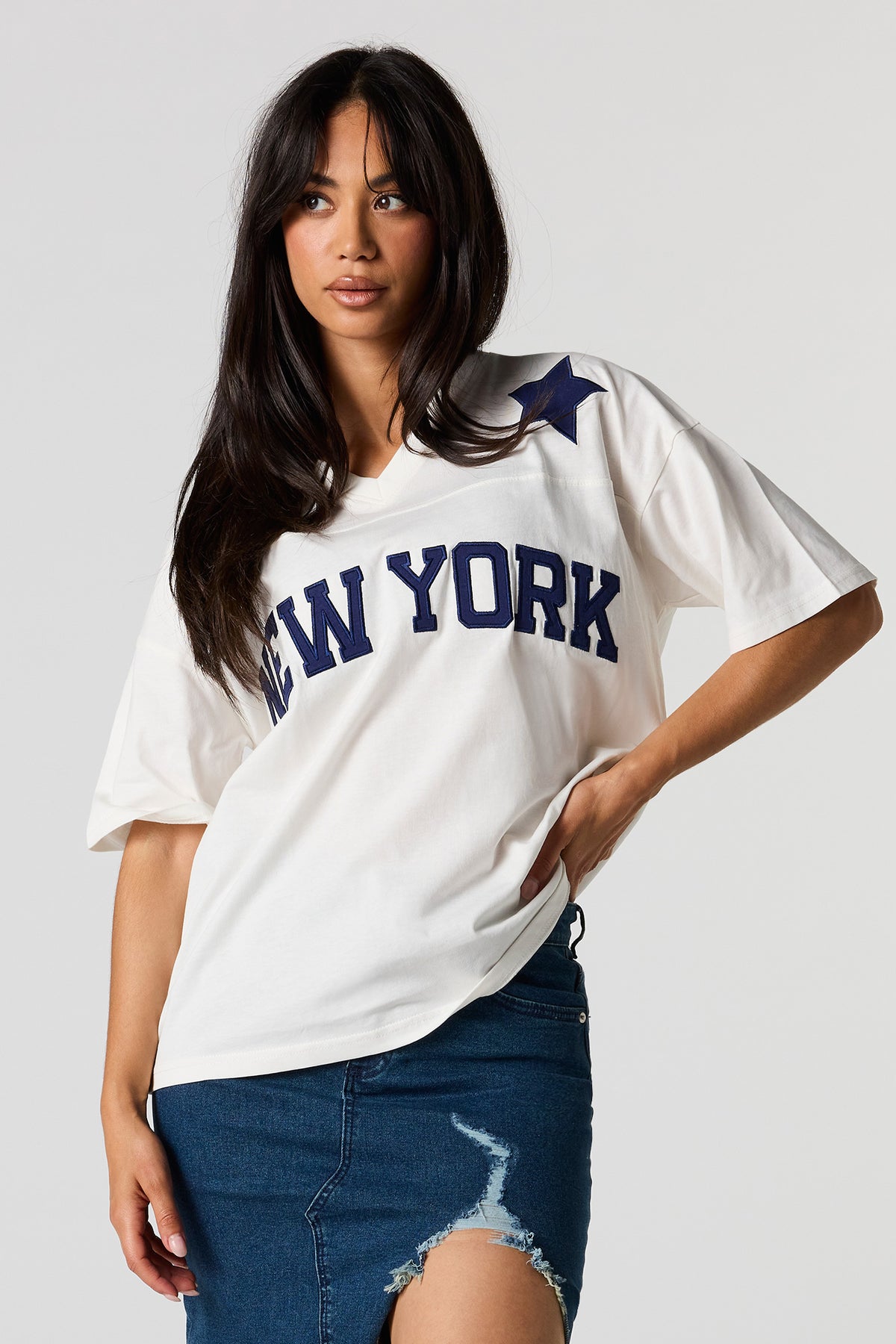 T-shirt avec motif brodé New York et sergé et encolure en V