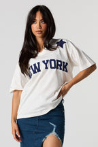 T-shirt avec motif brodé New York et sergé et encolure en V