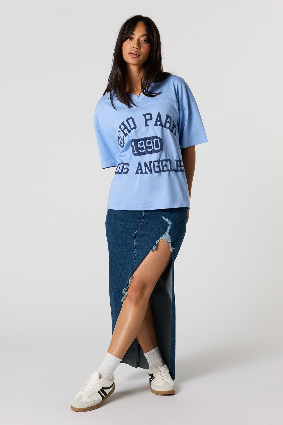 Vue alternative 3. T-shirt à imprimé LA en relief avec encolure en V
