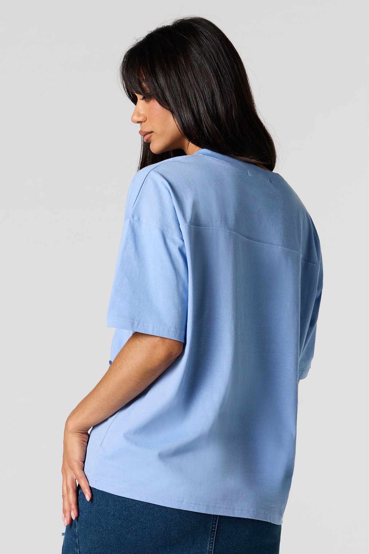 Vue alternative 2. T-shirt à imprimé LA en relief avec encolure en V