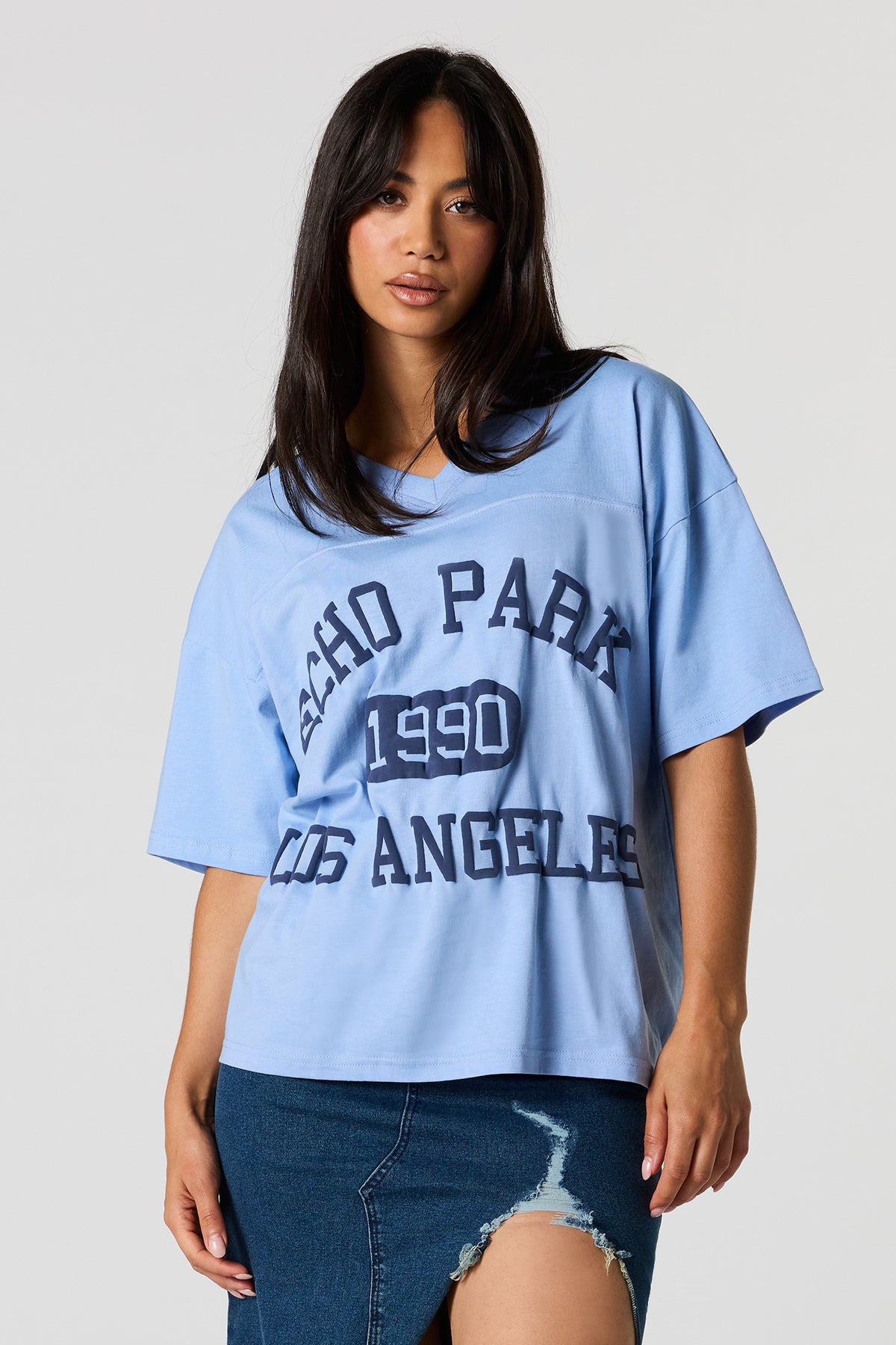 T-shirt à imprimé LA en relief avec encolure en V