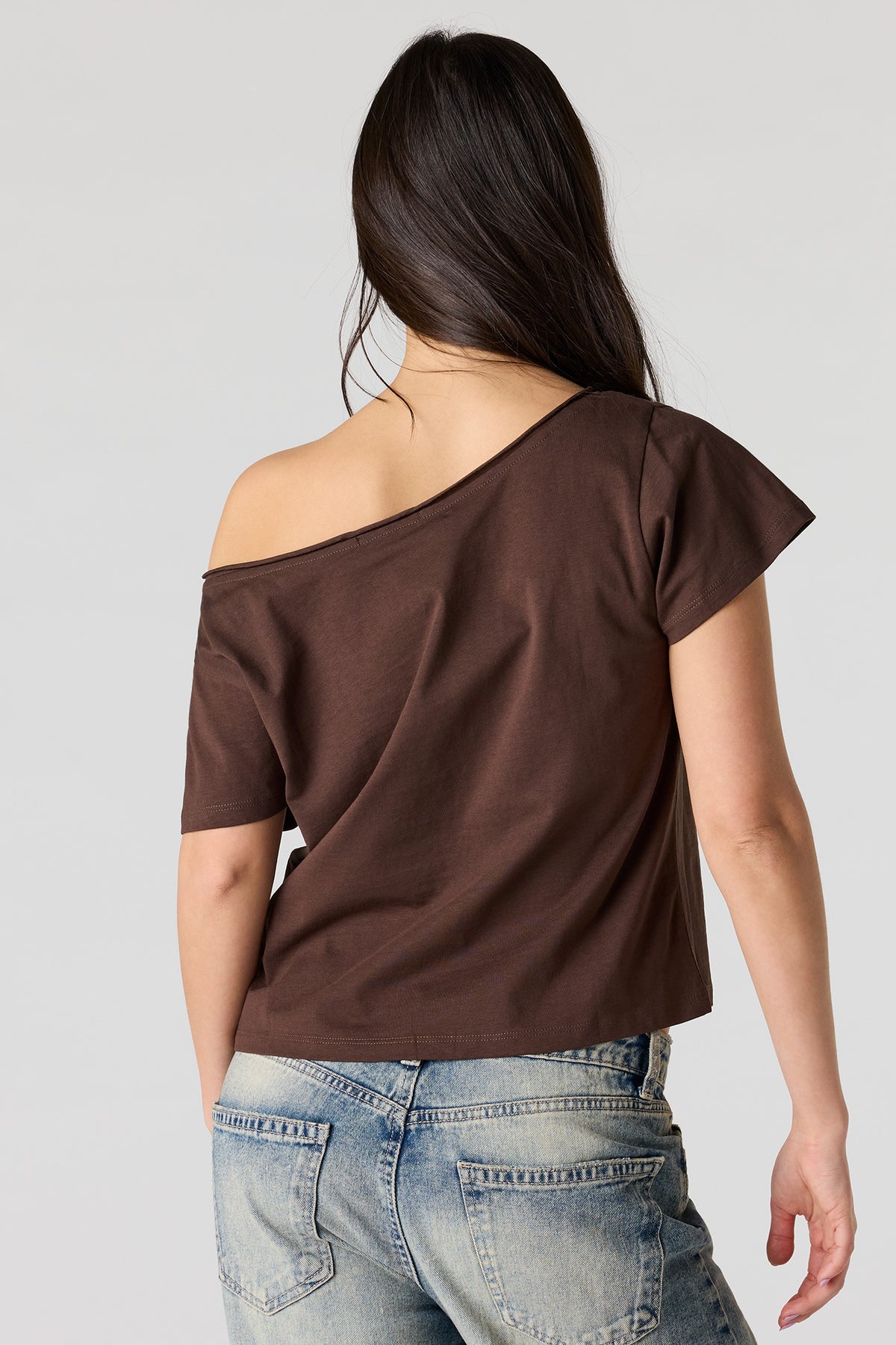 Vue alternative 2. T-shirt imprimé à épaules dénudées