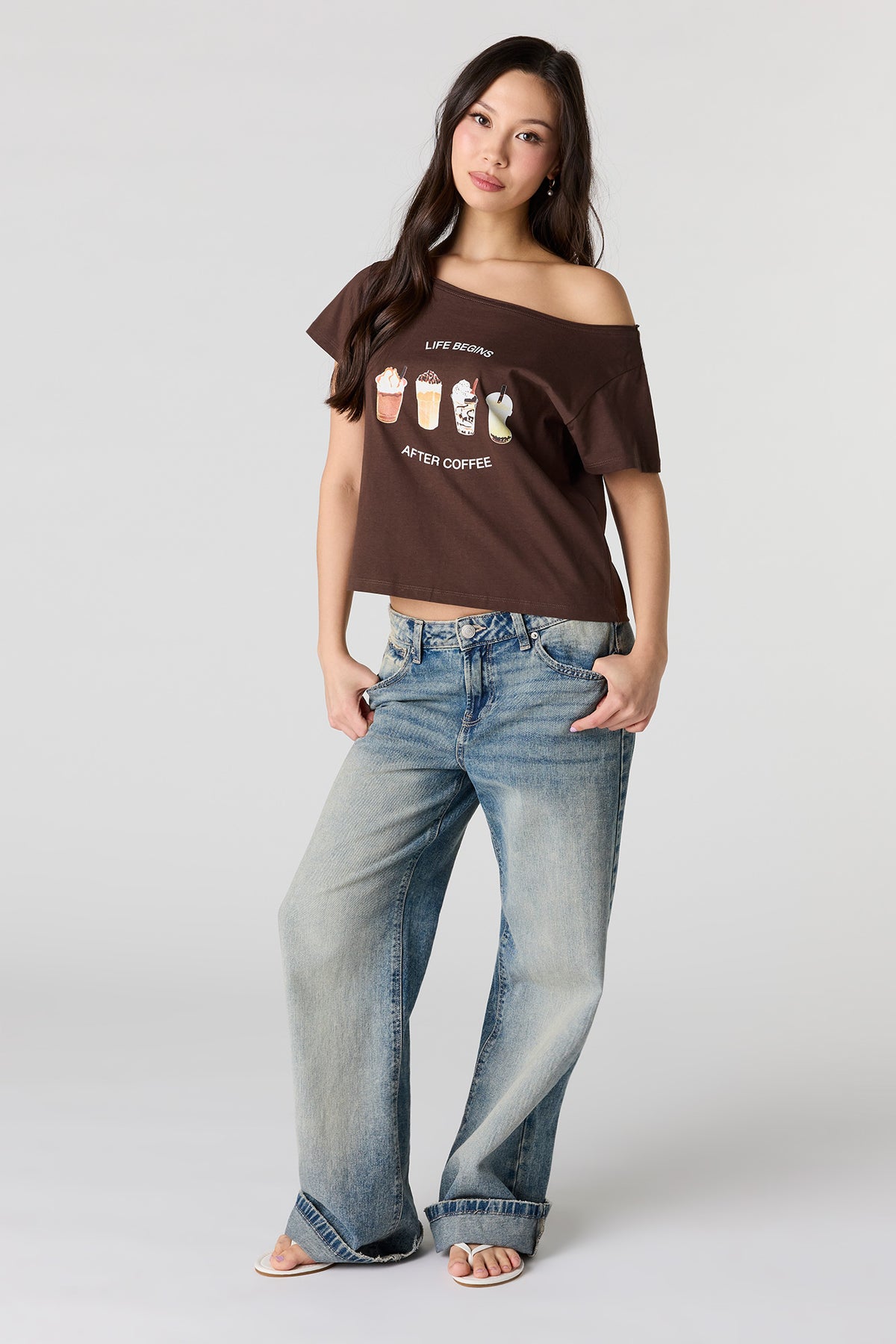 Vue alternative 3. T-shirt imprimé à épaules dénudées