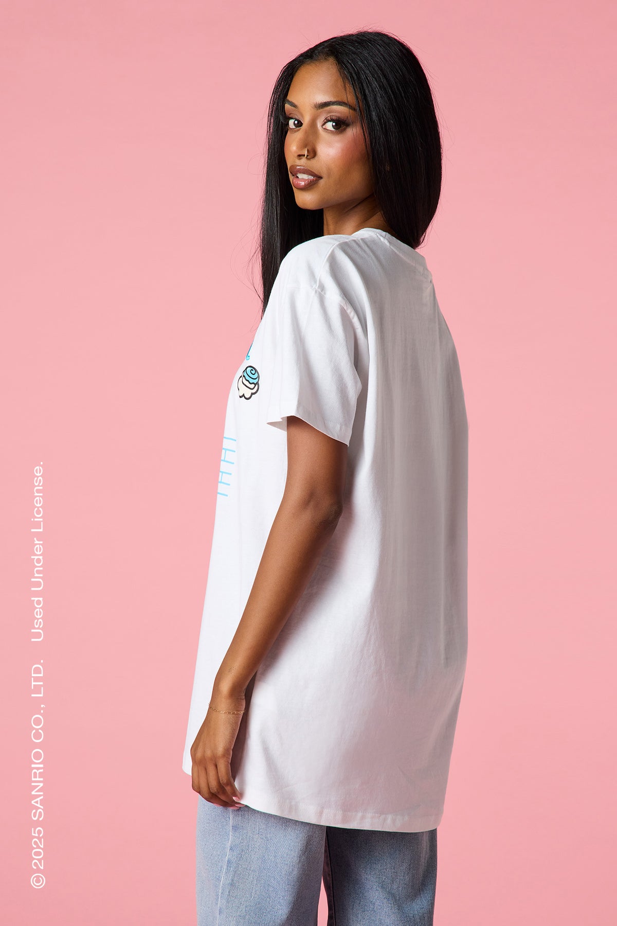 Vue alternative 2. T-shirt surdimensionné avec motif brodé Cinnamoroll™