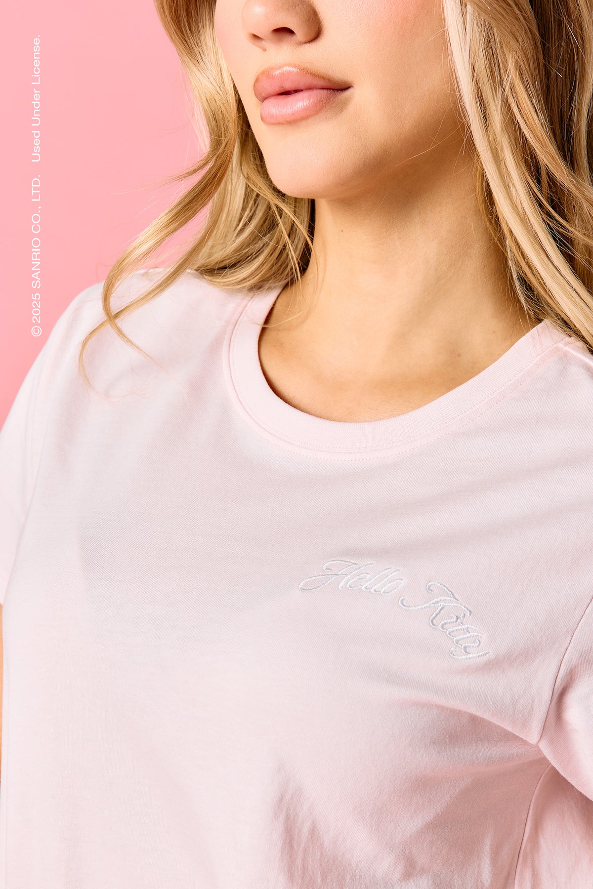 Vue alternative 4. T-shirt avec motif brodé Hello Kitty® avec pierres du Rhin