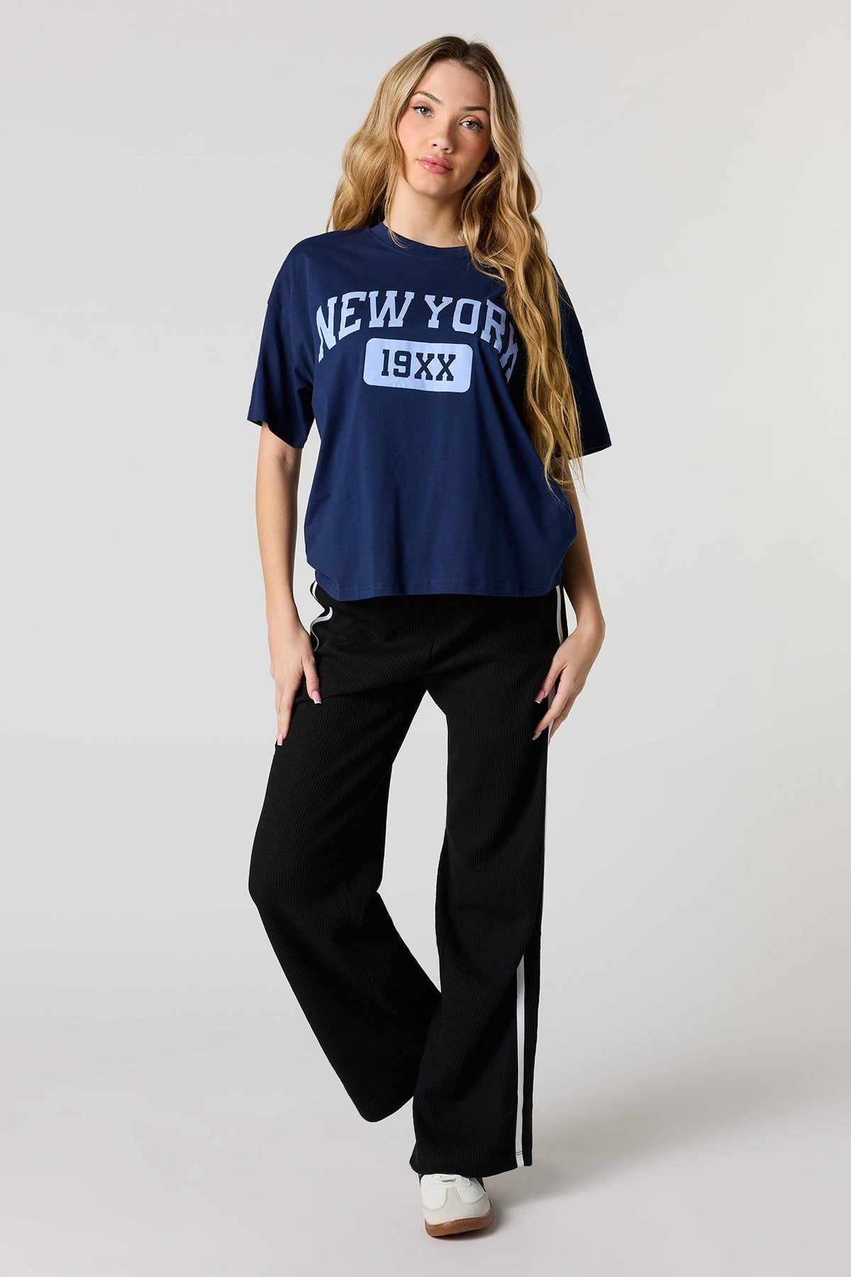 Alt View 3. New York Graphic T-Shirt - Dark Blue