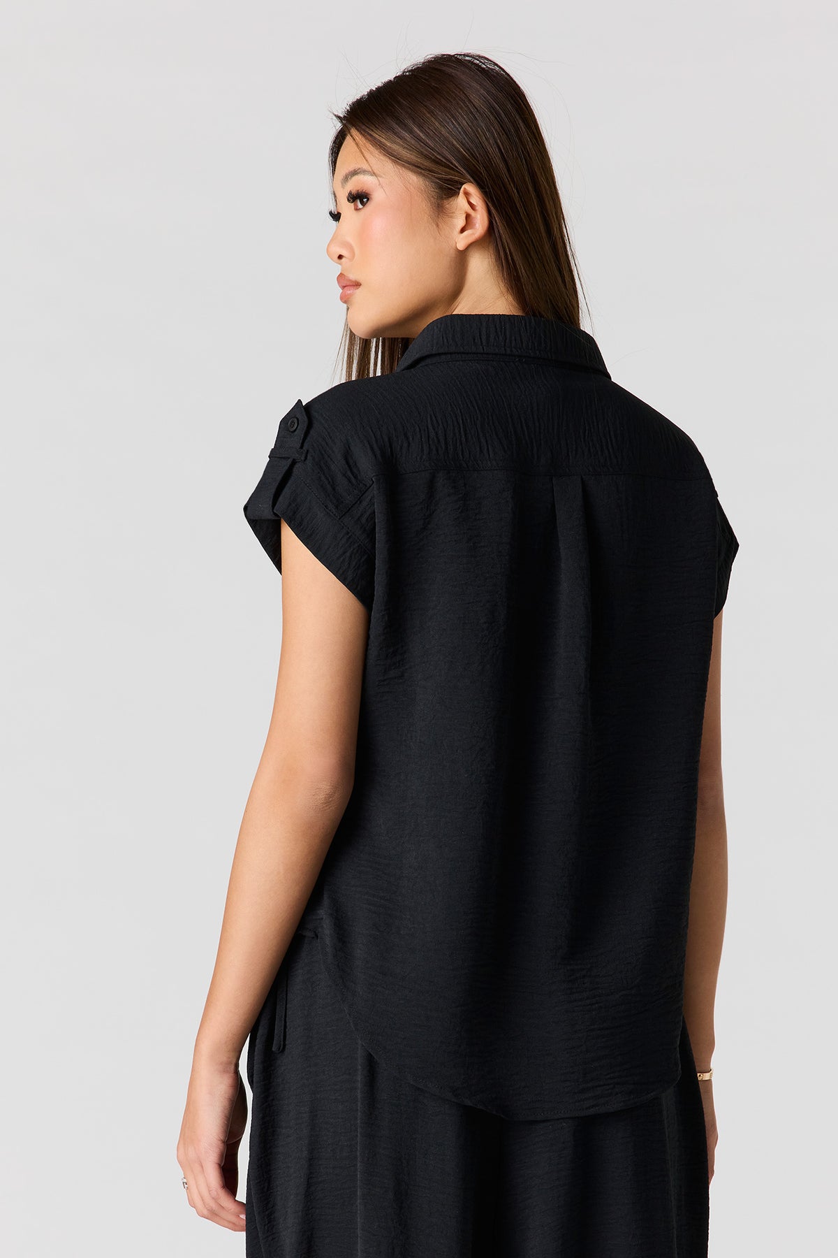 Vue alternative 2. Haut boutonné texturé à manches courtes