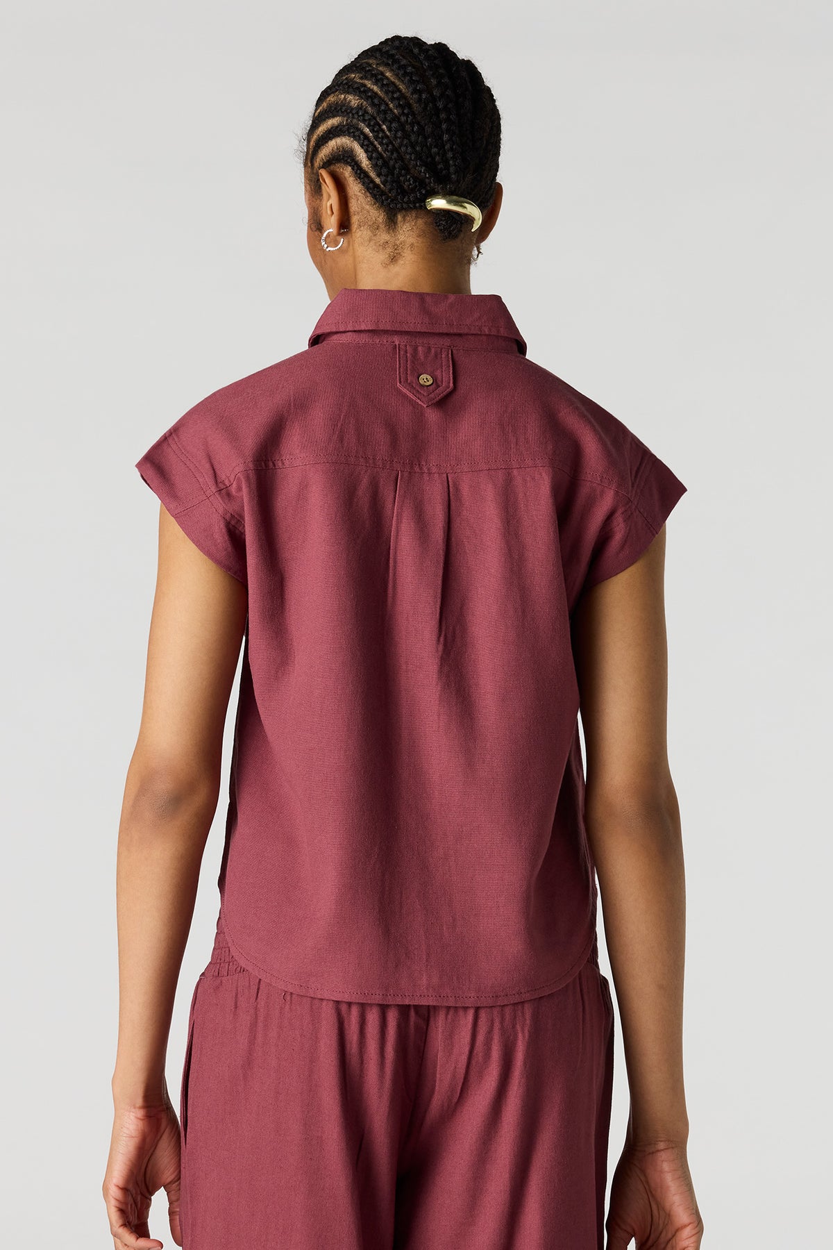 Vue alternative 2. Haut boutonné en mélange de lin avec col