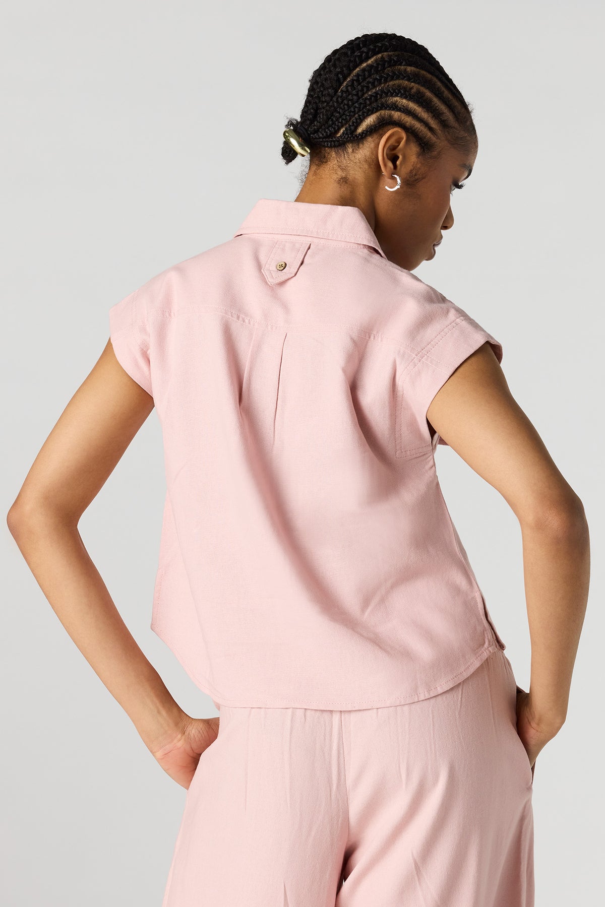 Vue alternative 2. Haut boutonné en mélange de lin avec col