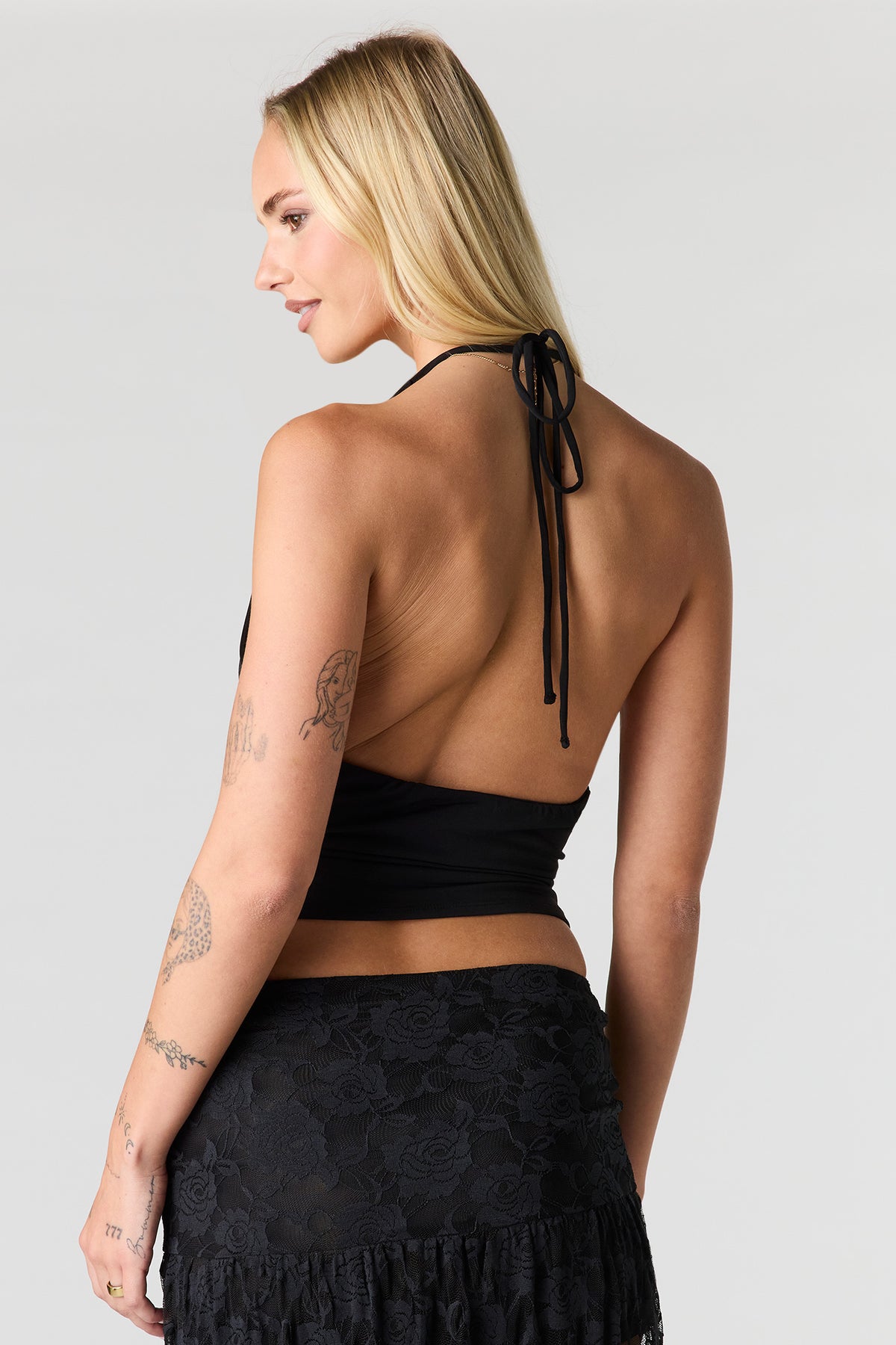 Vue alternative 2. Haut bain-de-soleil avec liséré clouté au col