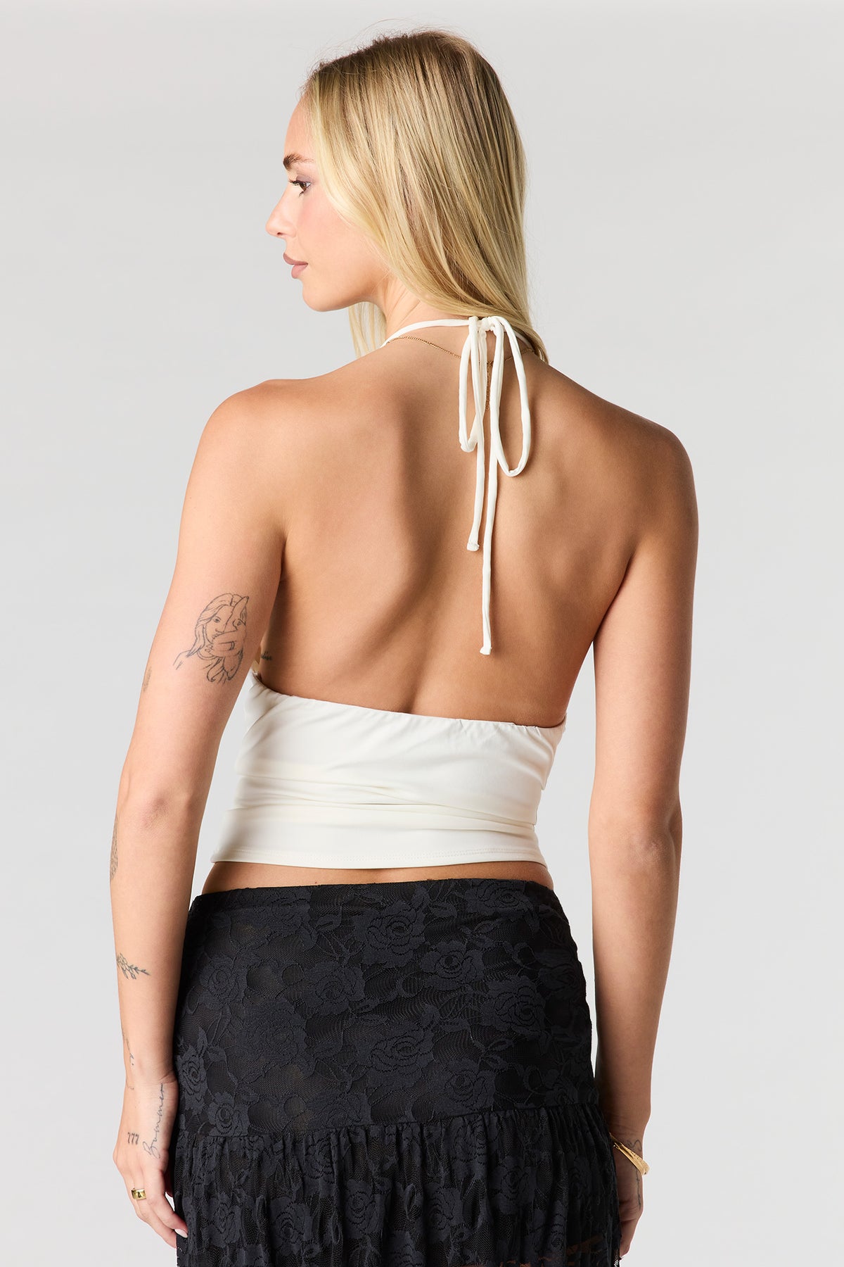 Vue alternative 2. Haut bain-de-soleil avec liséré clouté au col
