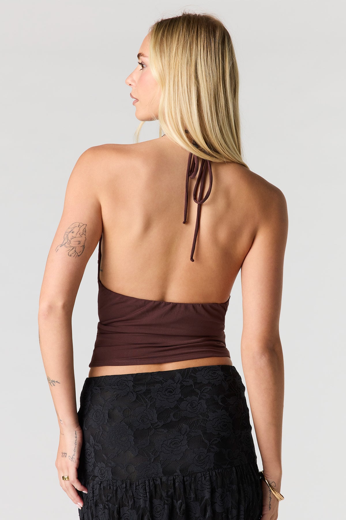 Vue alternative 2. Haut bain-de-soleil avec liséré clouté au col