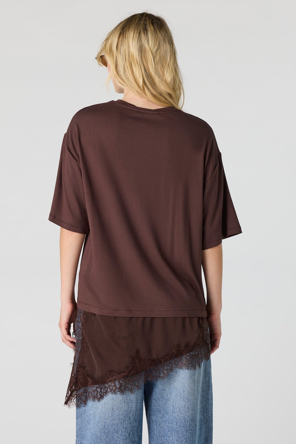 Vue alternative 2. T-shirt asymétrique avec liséré de dentelle