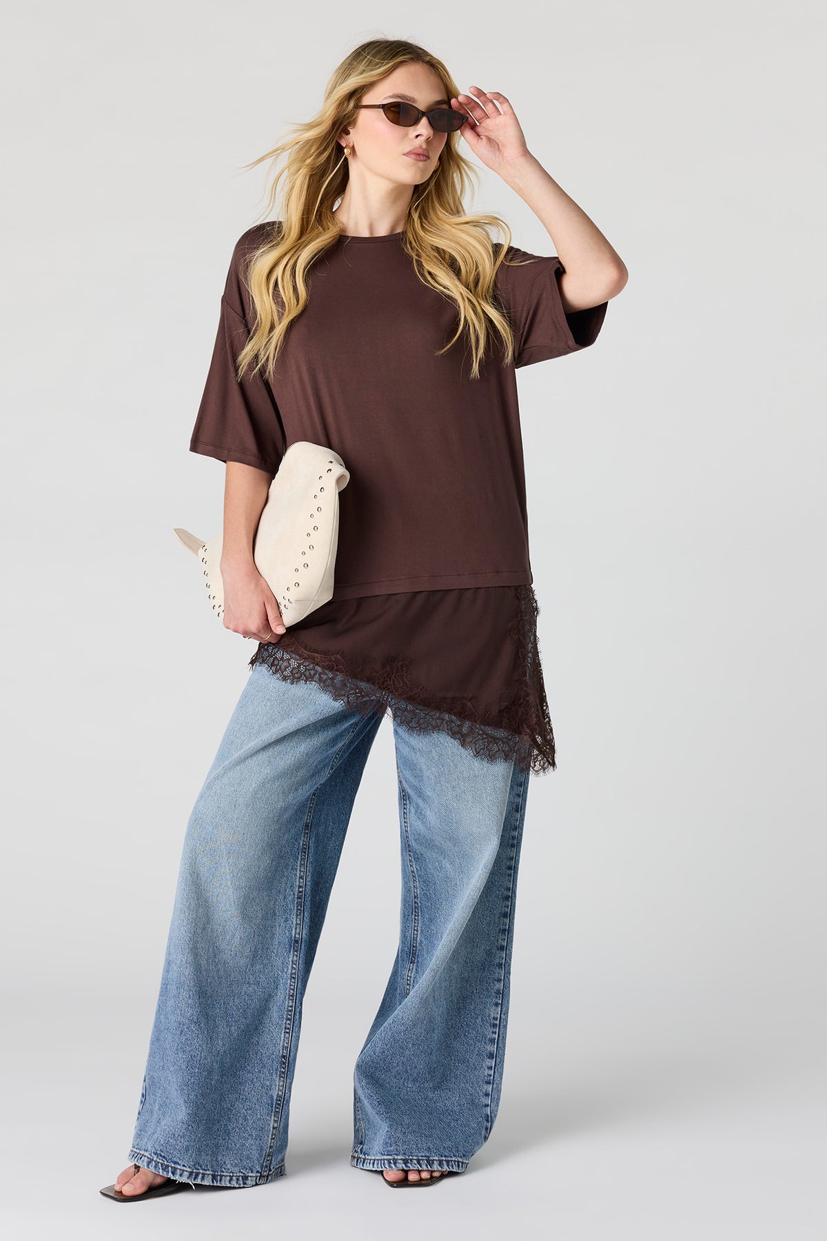 Vue alternative 3. T-shirt asymétrique avec liséré de dentelle