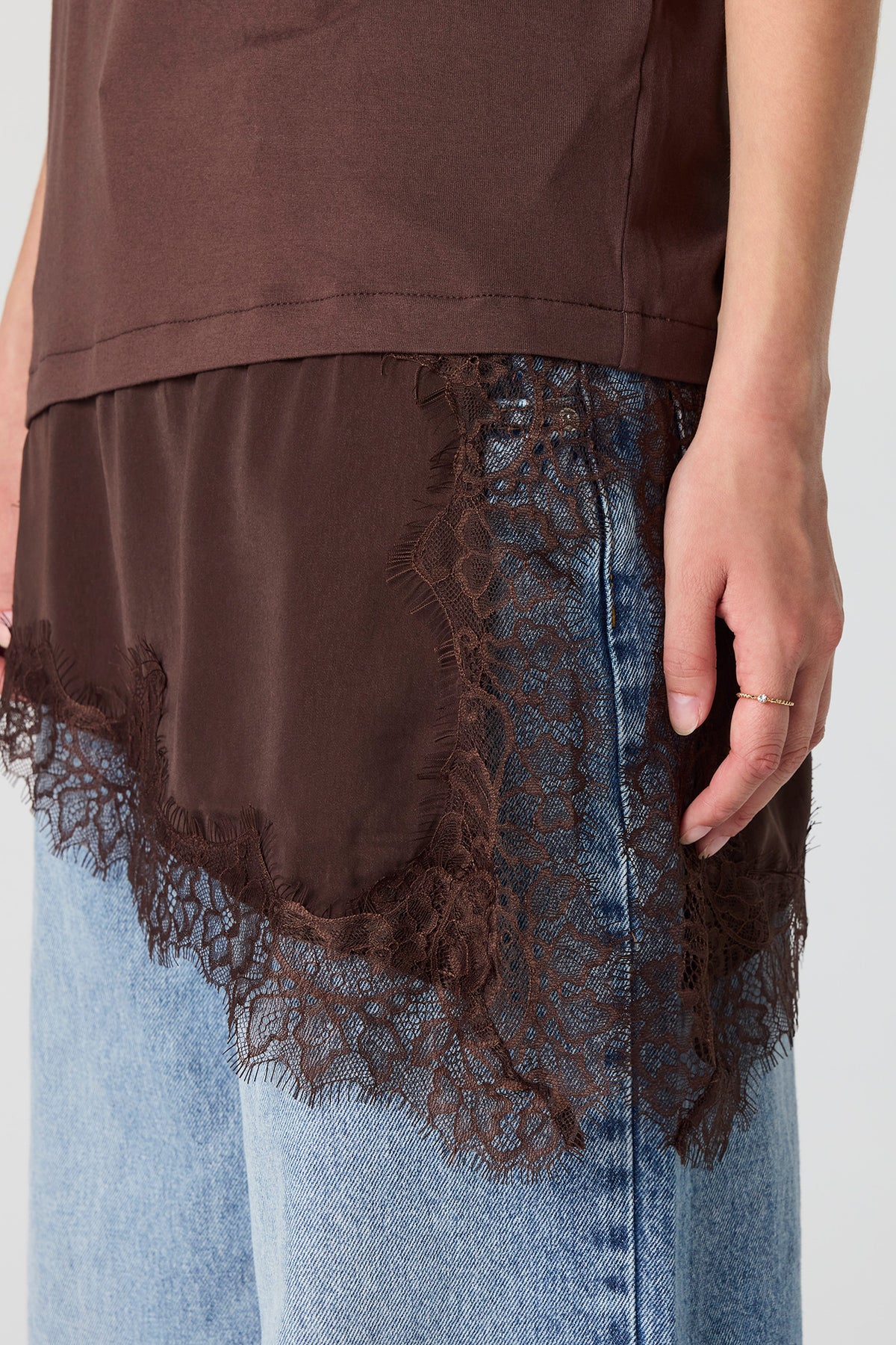 Vue alternative 4. T-shirt asymétrique avec liséré de dentelle