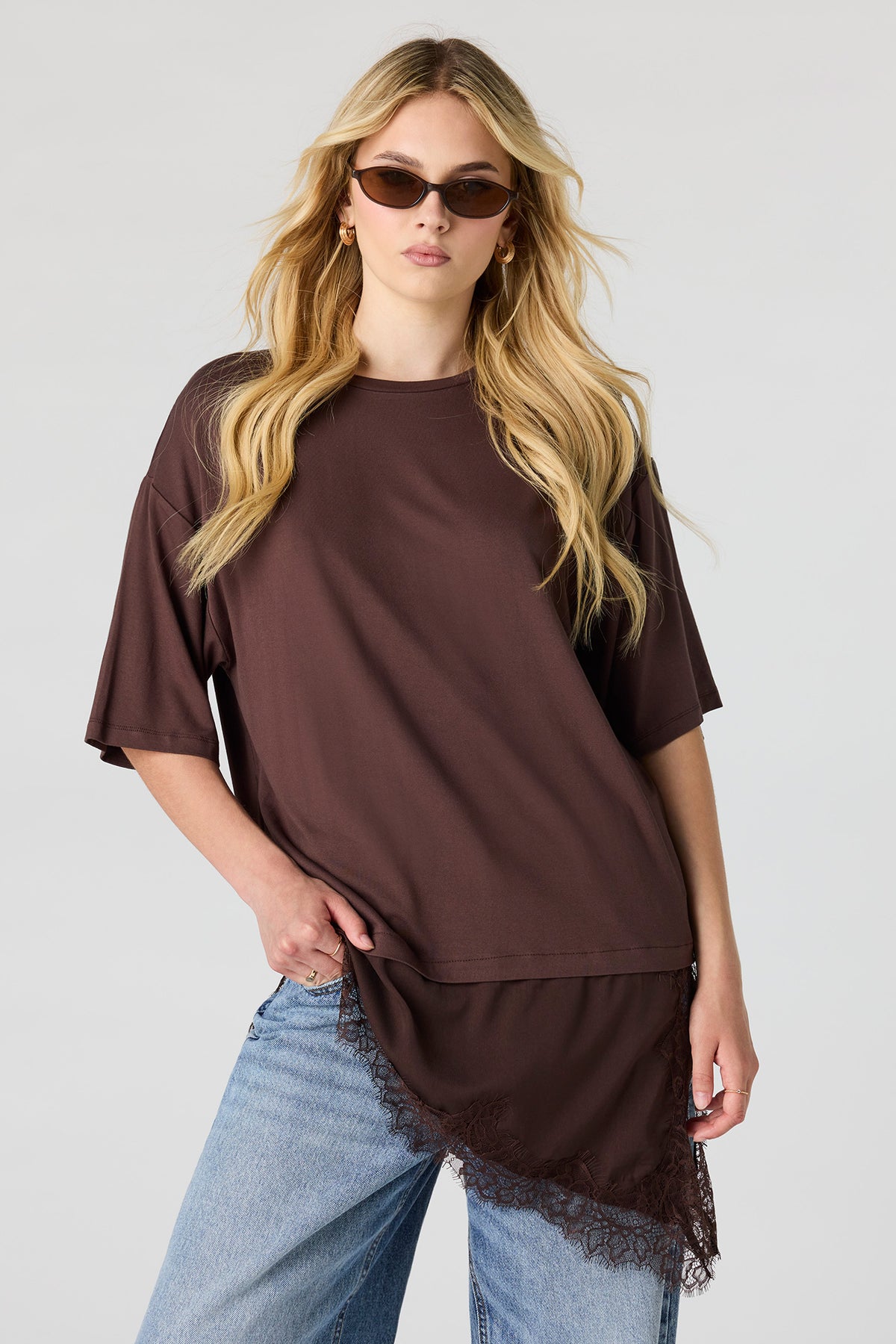 T-shirt asymétrique avec liséré de dentelle