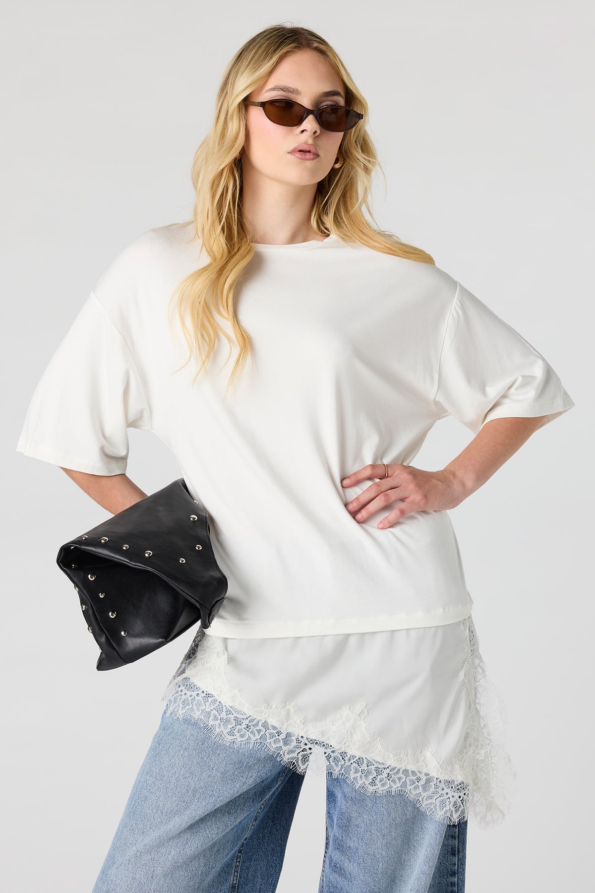 T-shirt asymétrique avec liséré de dentelle