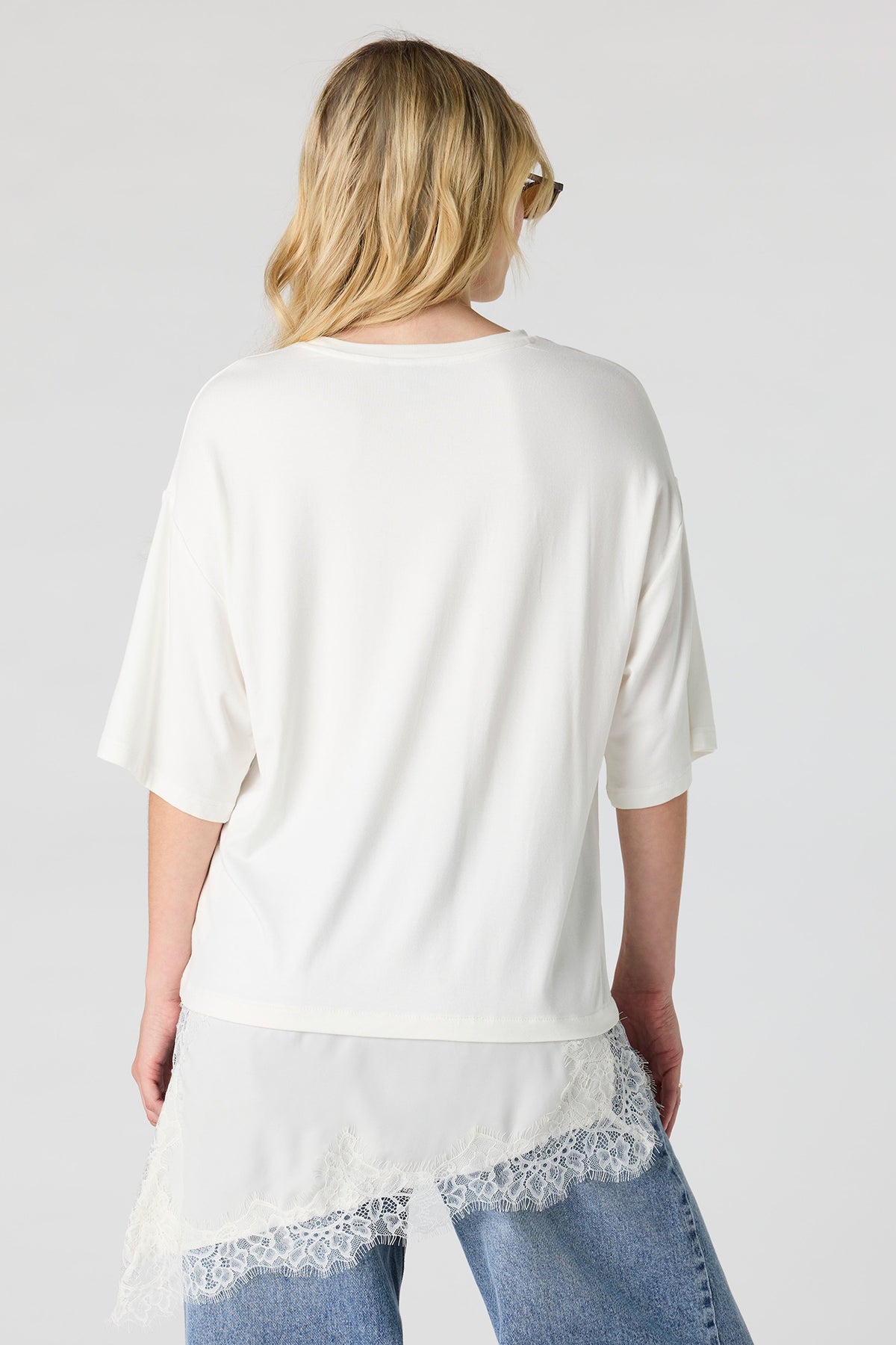 Vue alternative 2. T-shirt asymétrique avec liséré de dentelle