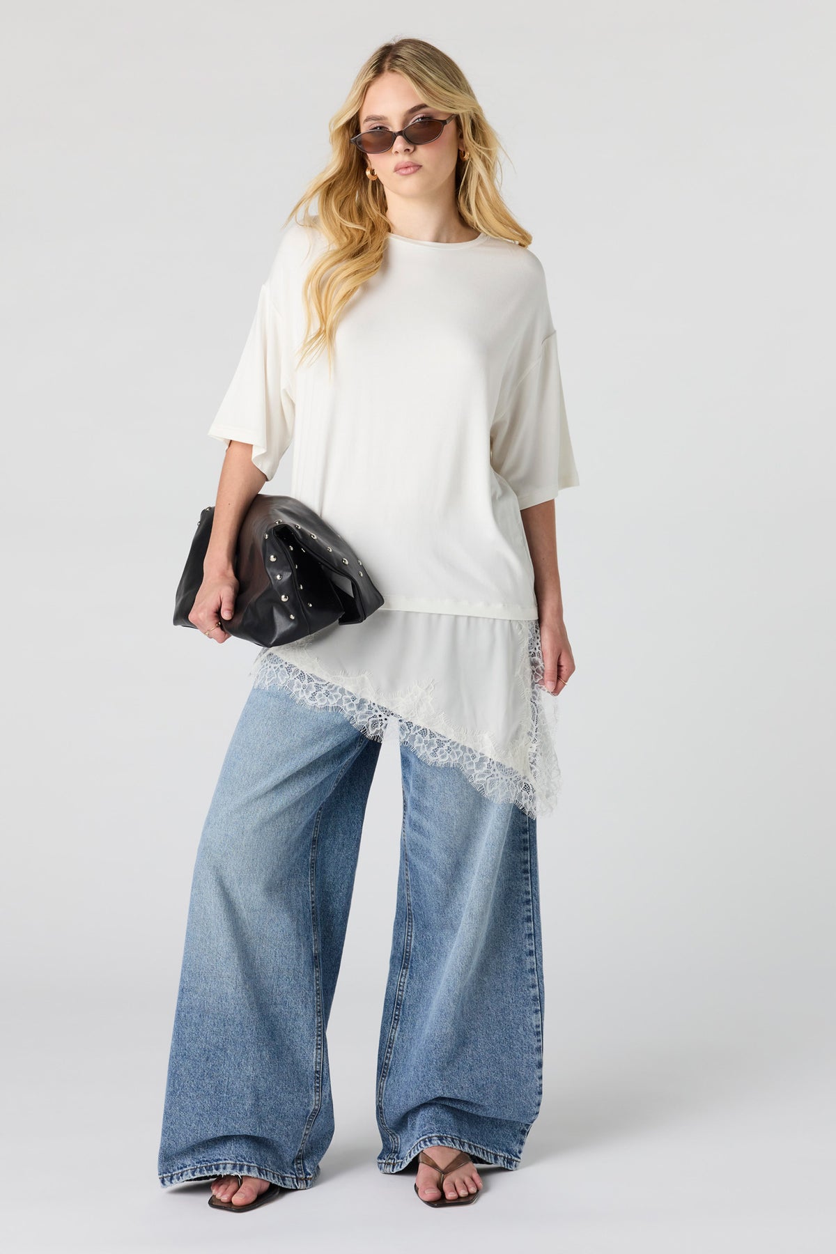 Vue alternative 3. T-shirt asymétrique avec liséré de dentelle
