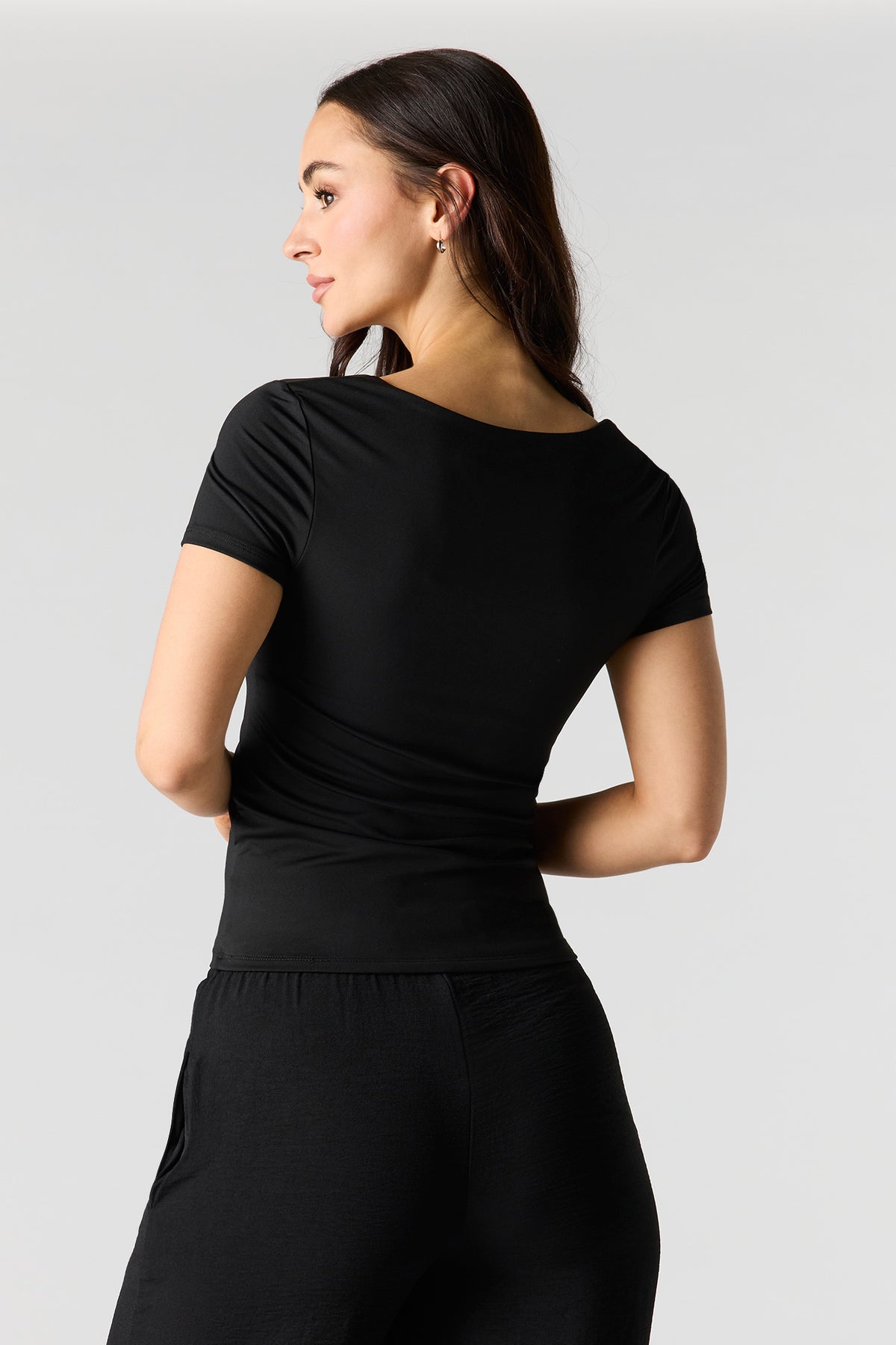 Vue alternative 2. T-shirt profilé à encolure dégagée