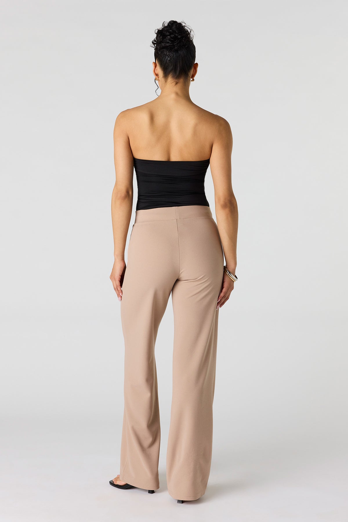 Vue alternative 3. Pantalon à jambe droite