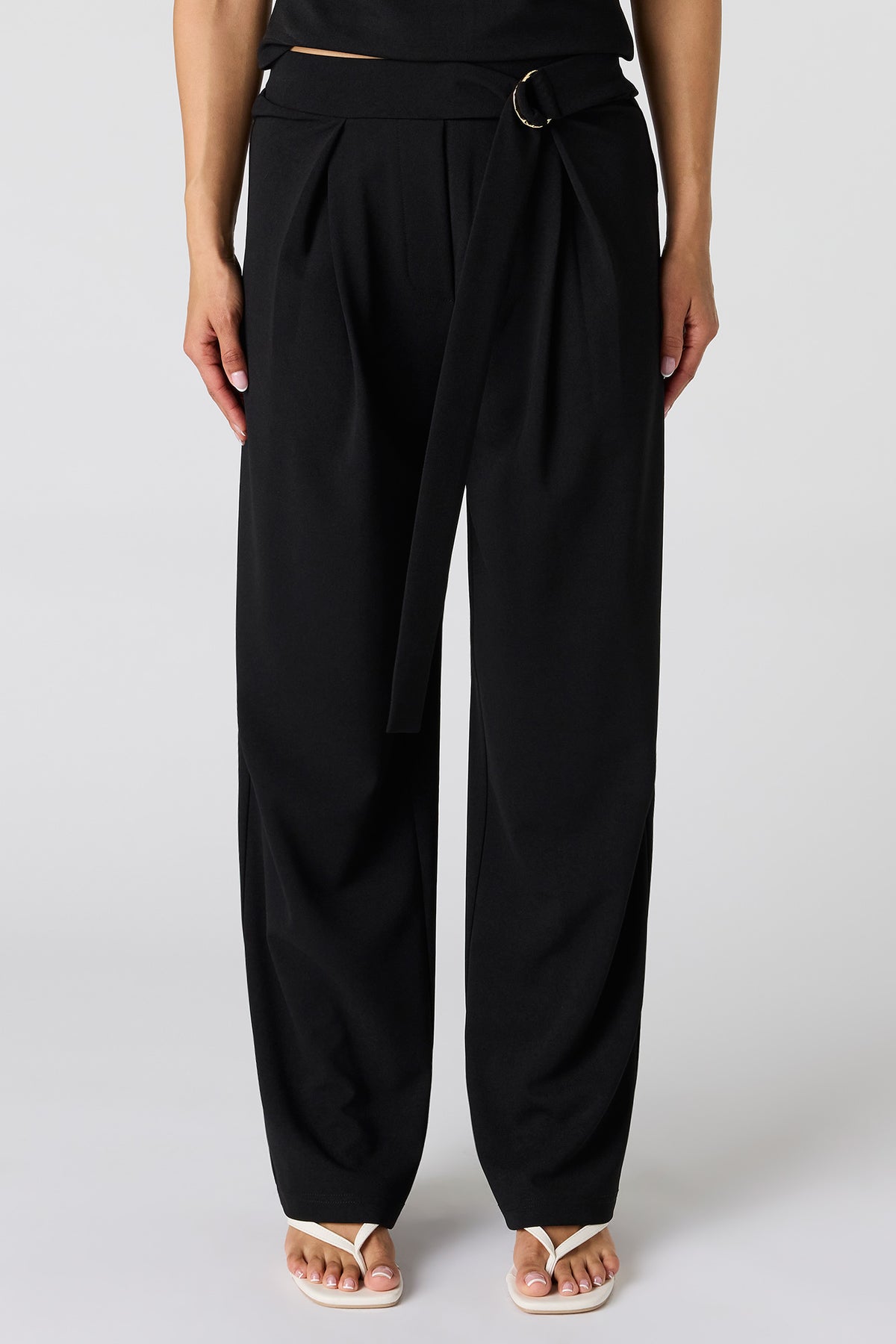 Vue alternative 2. Pantalon plissé à jambe droite avec ceinture