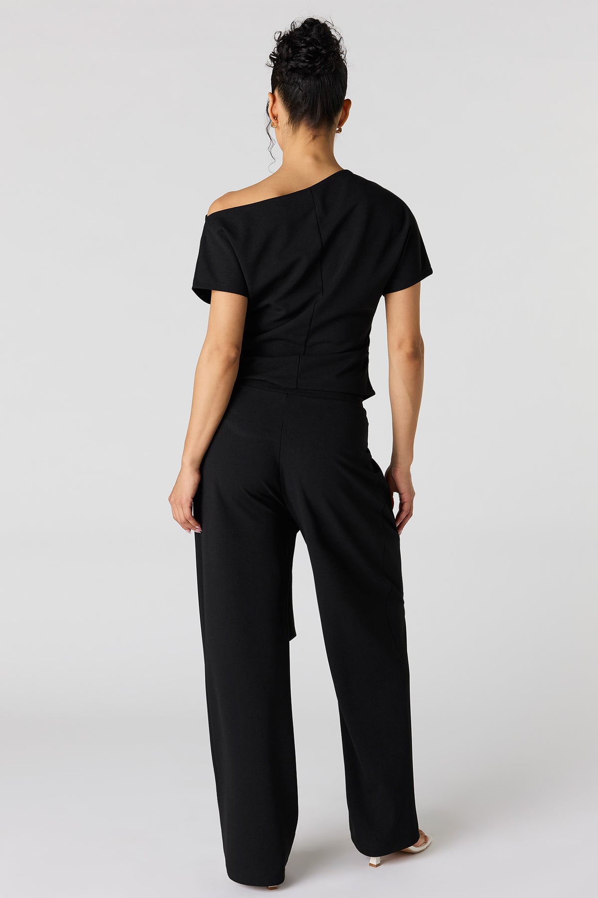 Vue alternative 3. Pantalon plissé à jambe droite avec ceinture