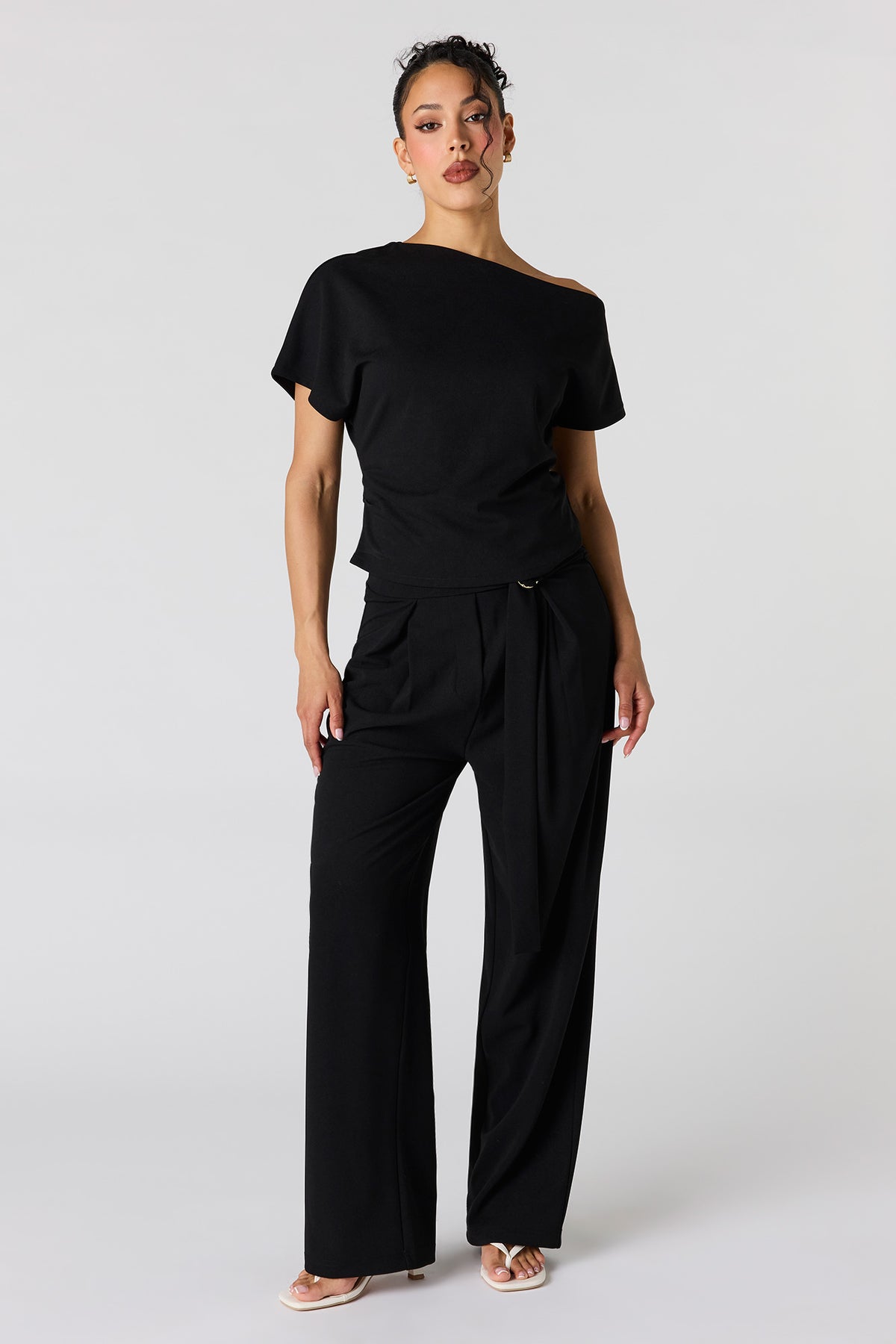 Pantalon plissé à jambe droite avec ceinture
