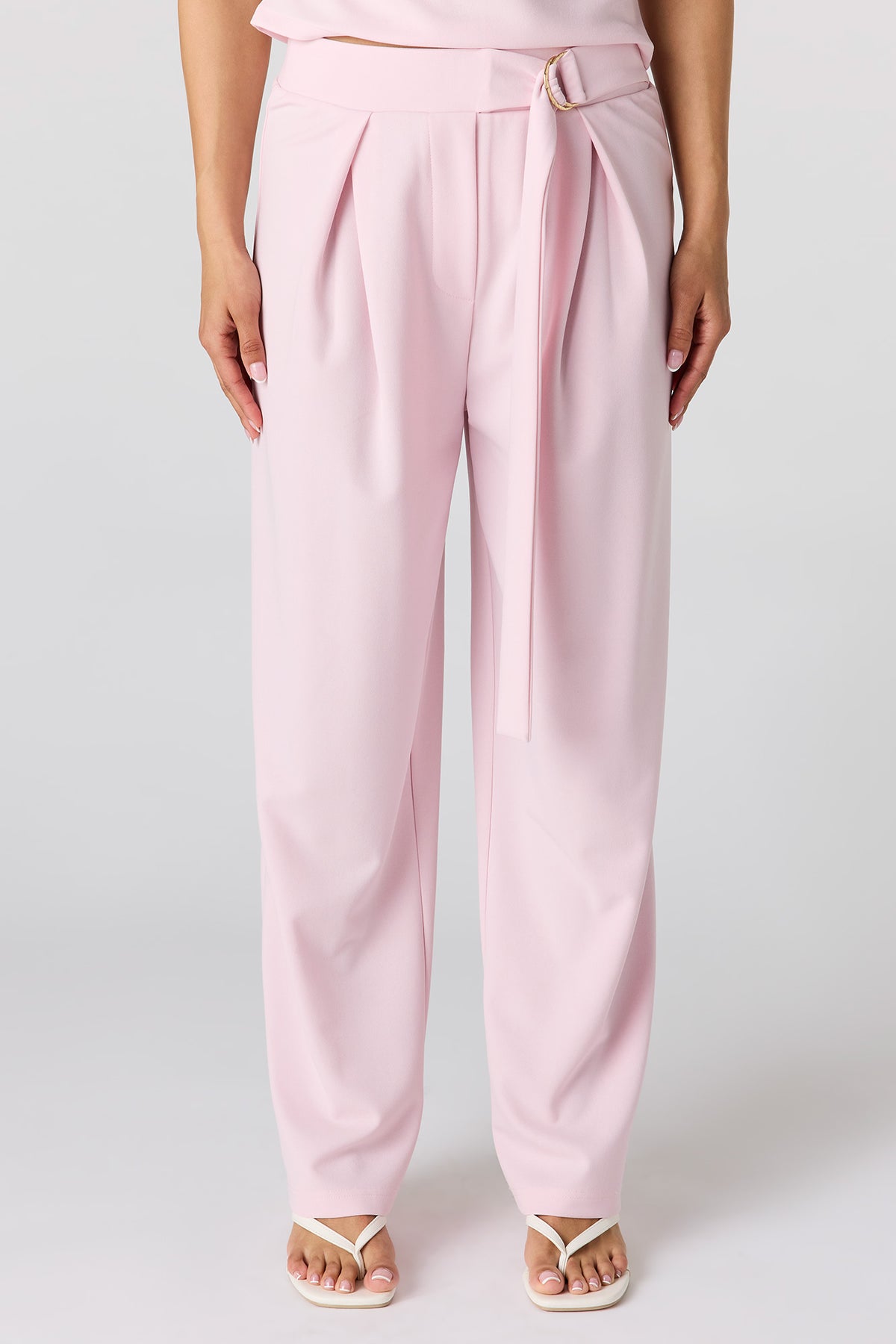 Vue alternative 2. Pantalon plissé à jambe droite avec ceinture