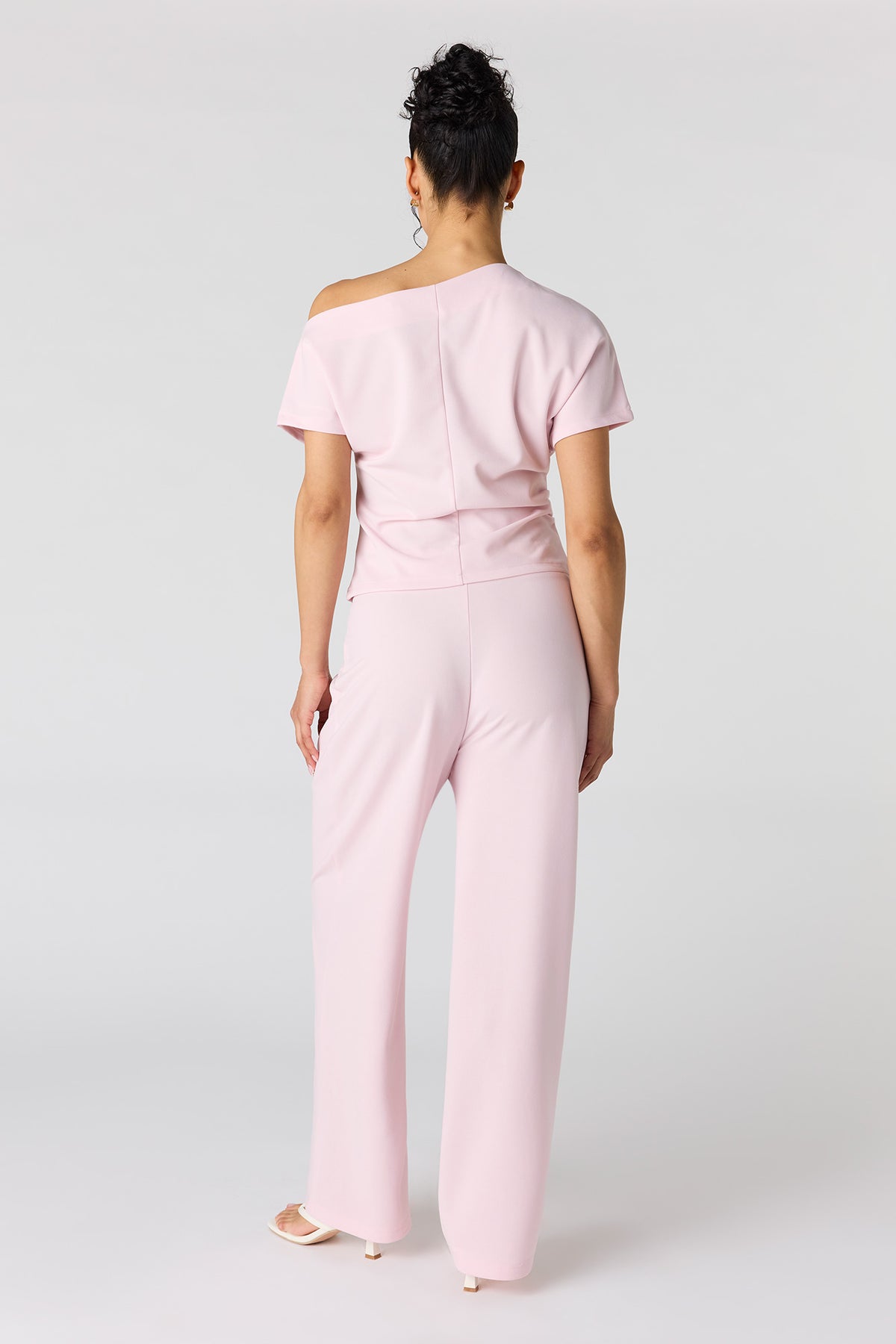 Vue alternative 3. Pantalon plissé à jambe droite avec ceinture