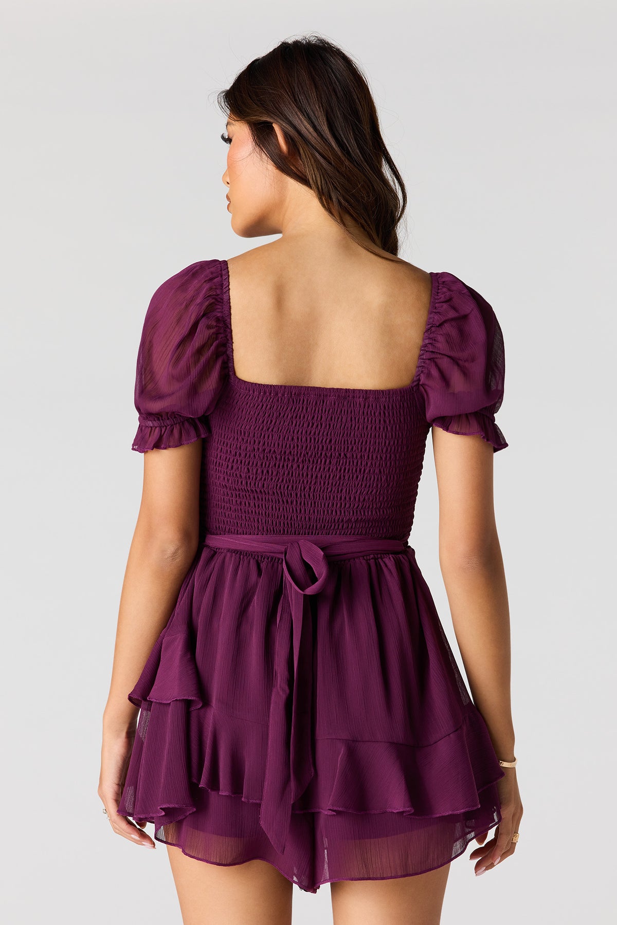 Vue alternative 2. Minirobe smockée en chiffon avec manches bouffantes
