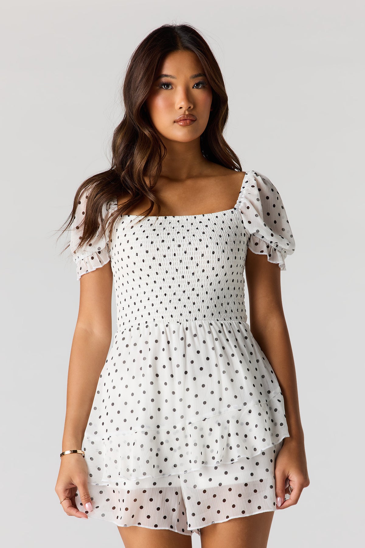 Vue alternative 4. Minirobe smockée en chiffon avec manches bouffantes