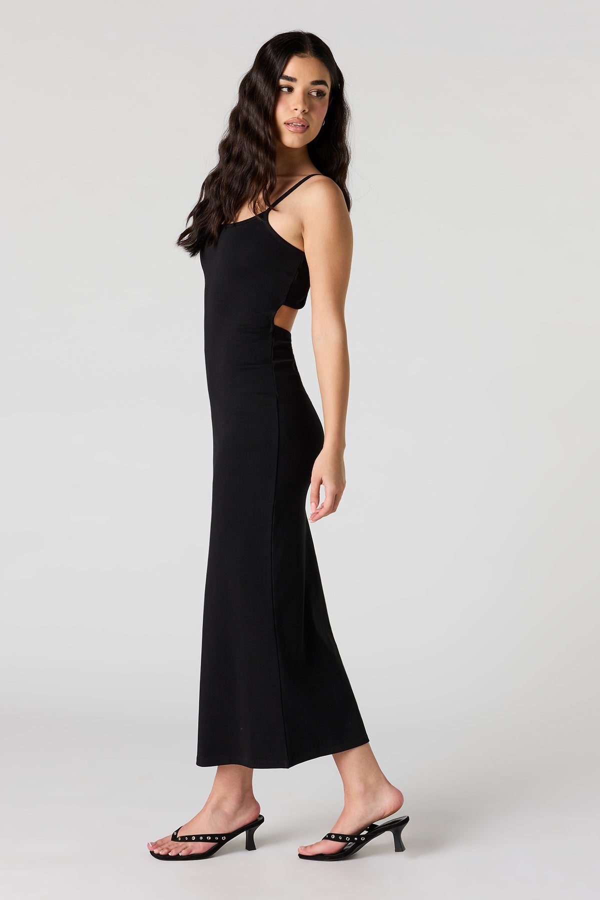 Vue alternative 2. Robe maxi avec découpes au dos et encolure dégagée