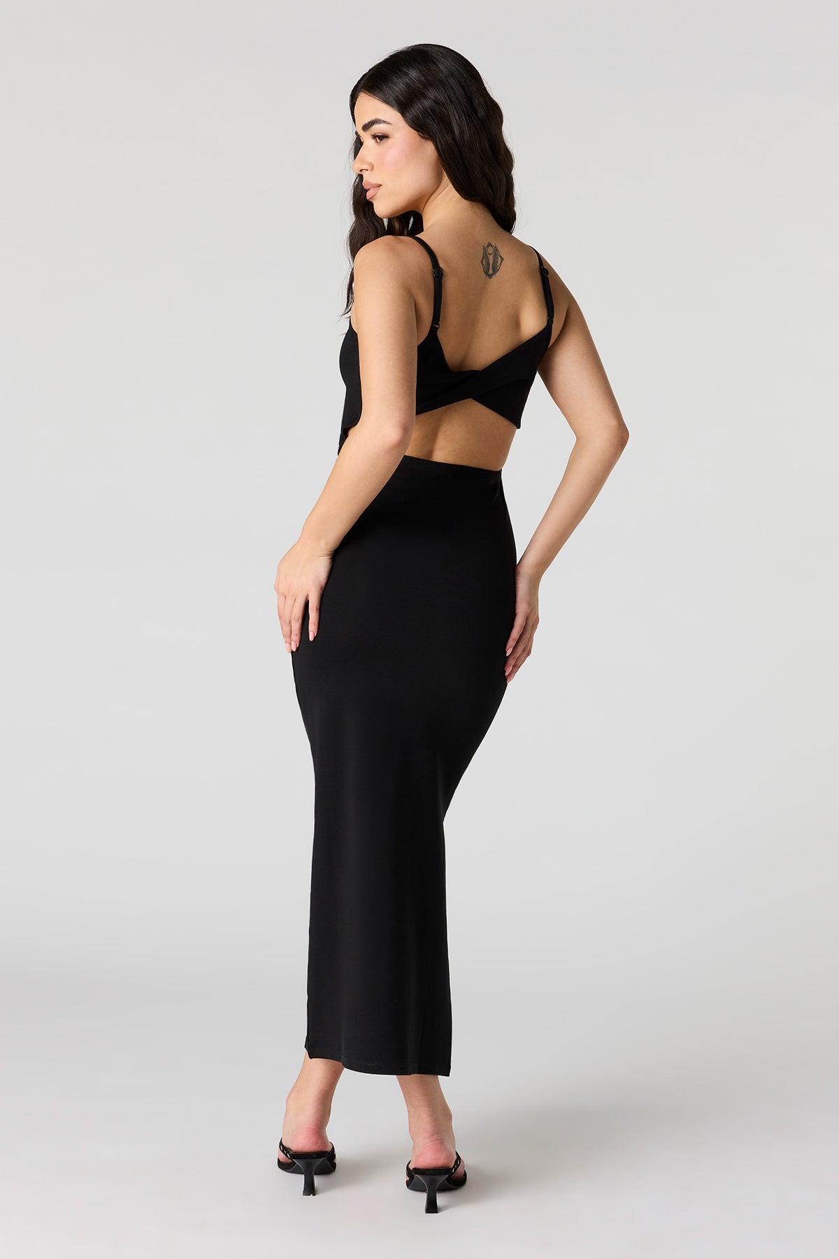 Vue alternative 3. Robe maxi avec découpes au dos et encolure dégagée