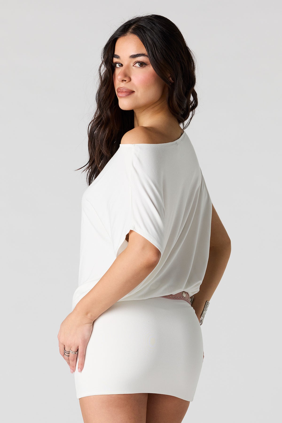 Vue alternative 3. Minirobe à épaules dénudées