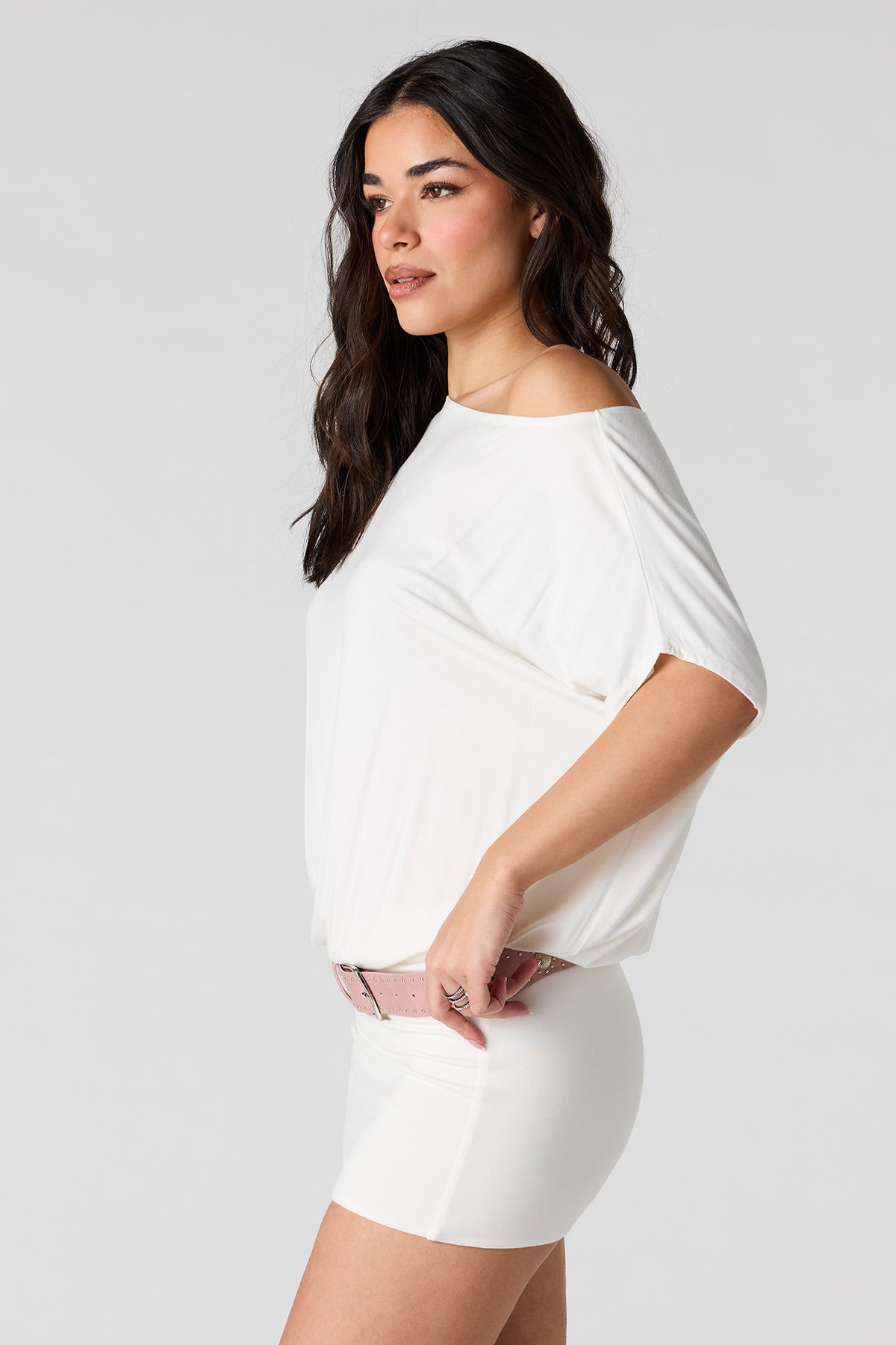 Vue alternative 5. Minirobe à épaules dénudées
