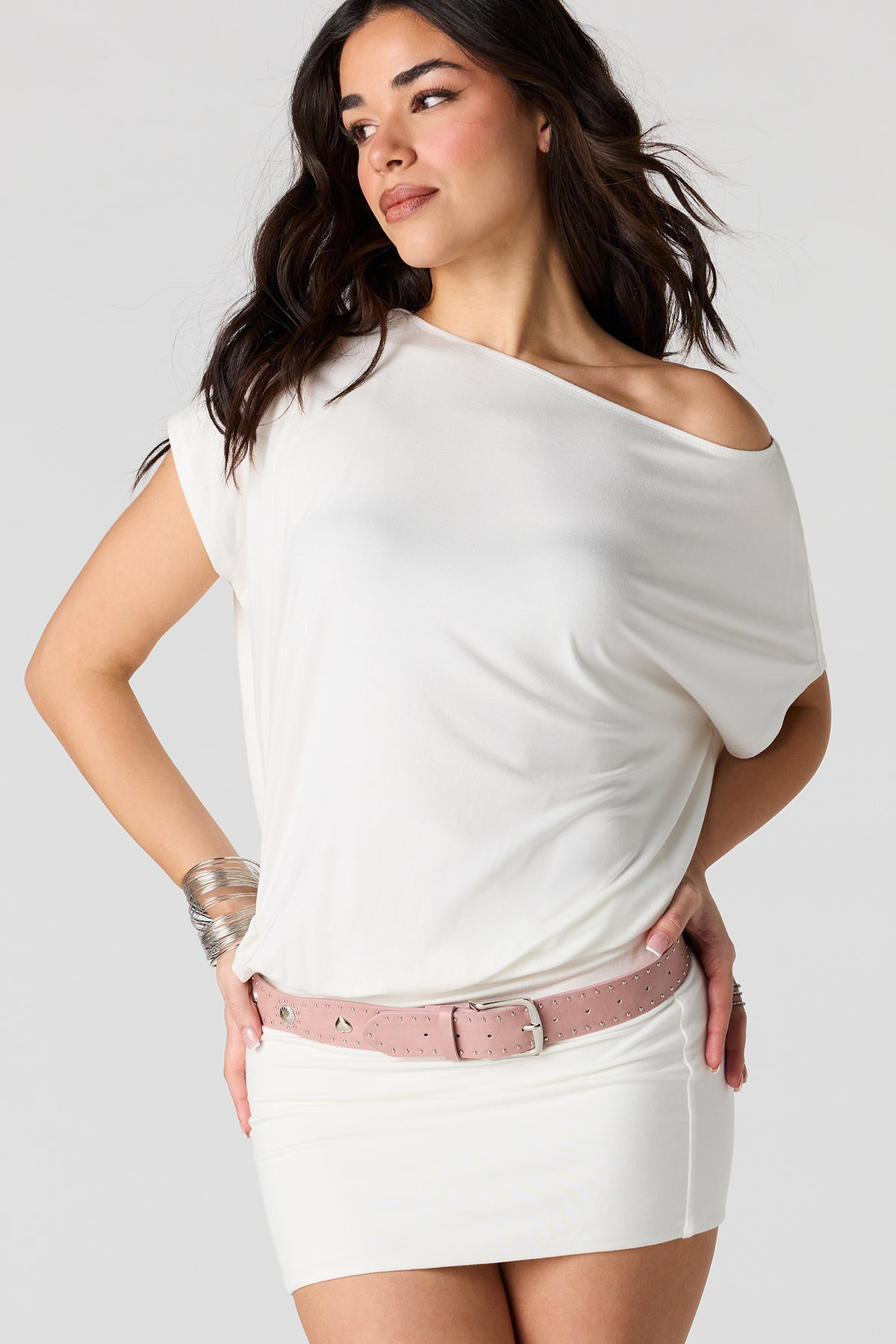 Vue alternative 2. Minirobe à épaules dénudées