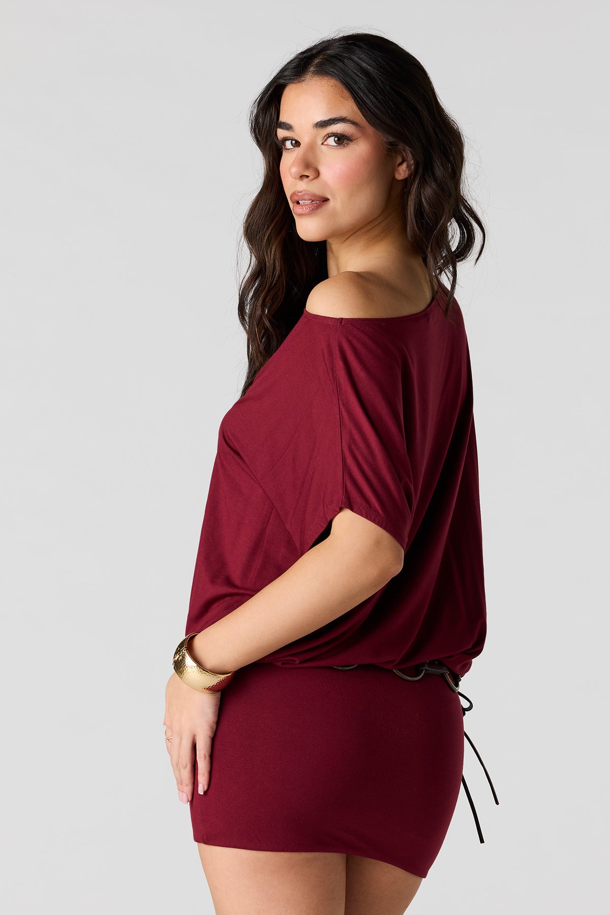 Vue alternative 2. Minirobe à épaules dénudées
