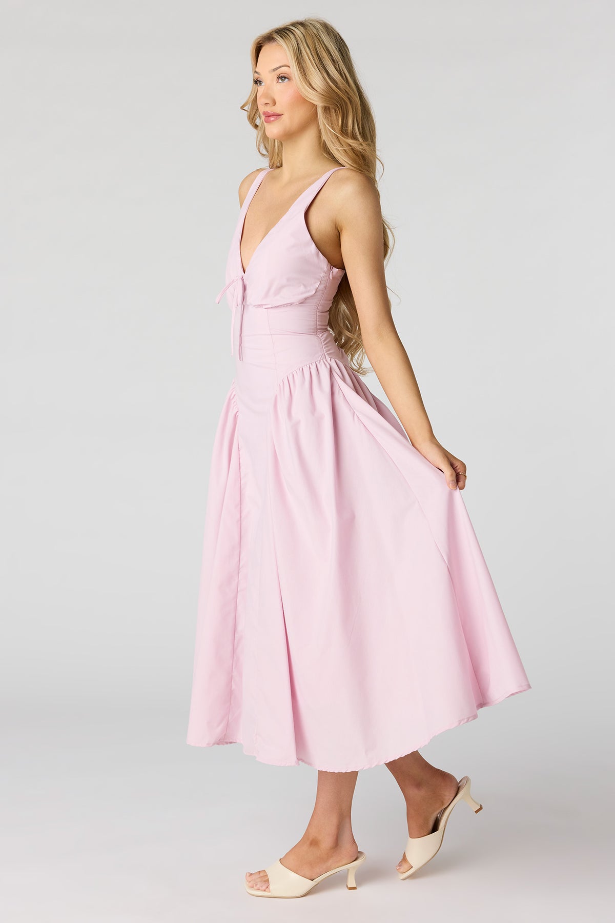 Vue alternative 2. Robe midi lacée au dos avec encolure en V