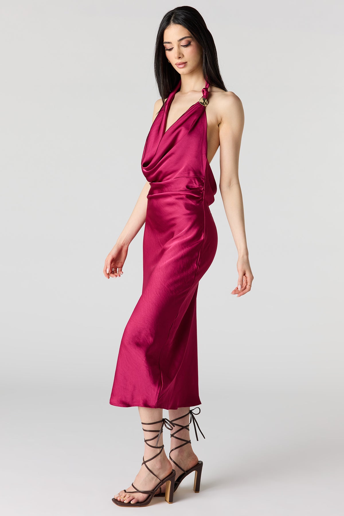 Vue alternative 2. Robe midi en satin à col châle avec anneau métallisé