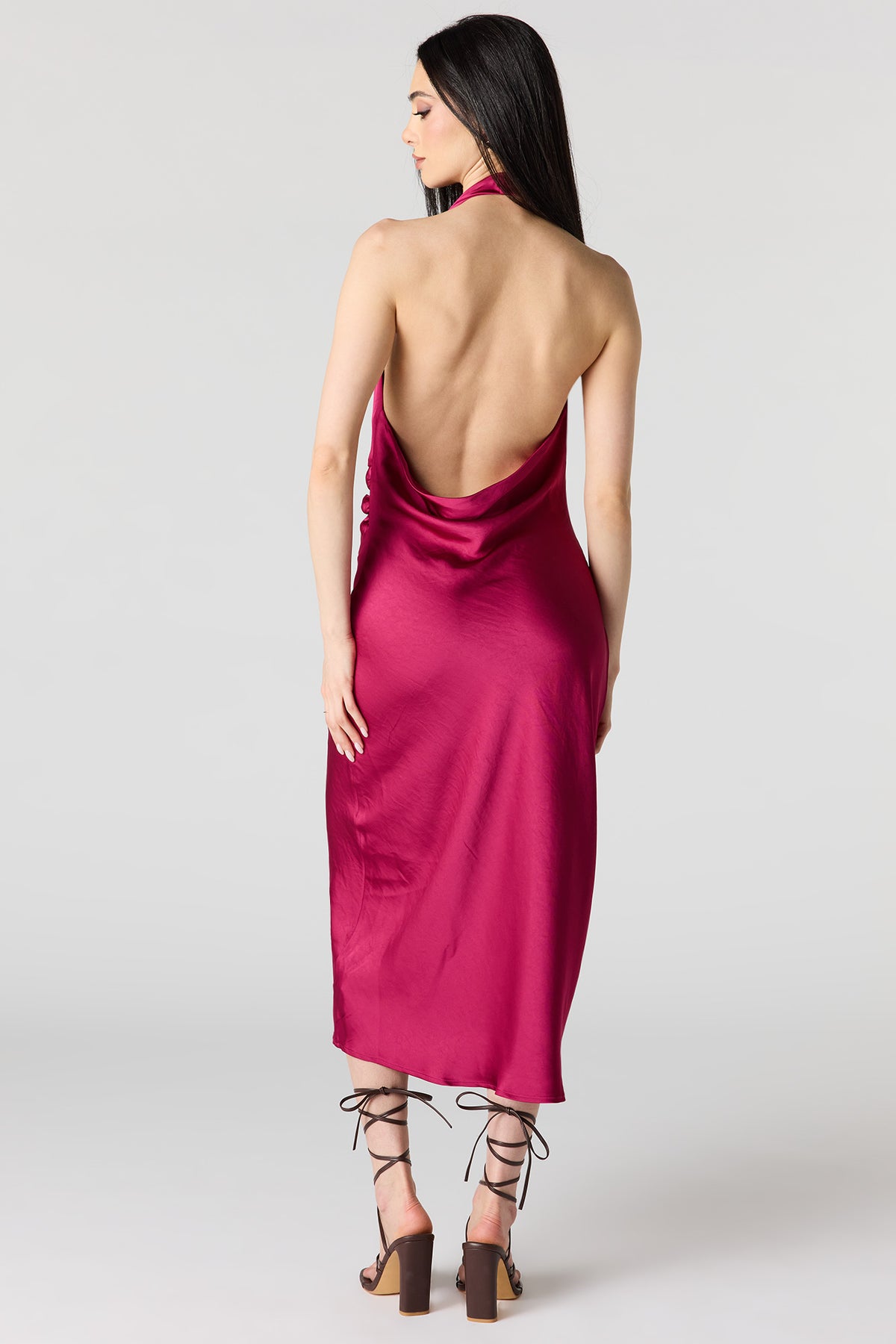 Vue alternative 3. Robe midi en satin à col châle avec anneau métallisé
